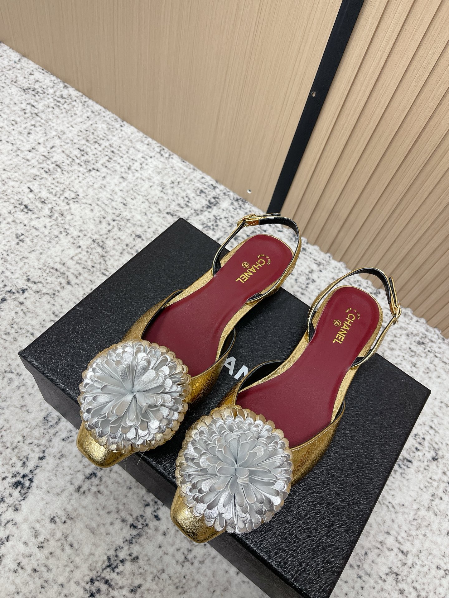 NO:789866,Purchasing agent Chanel 26 classic camellia flats and sandals reappear!  The classic lambskin is incredibly gentle to the touch. The three-dimensional camellia flower on the upper is Chanel's everlasting elegance code. The extremely deep black is the confidence that will never go out of style. The moment you put it on, you are 2.8 meters tall, but it is surprisingly light and comfortable, and you can walk around all day without any pressure. Commuting, dating, afternoon tea... It can always fit perfectly into Size35-41 (40  41 Custom-made (non-refundable), sandals, chanel, chanel, sandals, flats, sheepskin19860909代购级 Chanel 26款香奈儿经典山茶花平底鞋 凉鞋 再现！经典小羊皮,触感温柔得不像话.鞋面那朵立体山茶花,是 Chanel永不褪色的优雅密码 极致深邃的黑,是永不过时的底气.穿上瞬间气场两米八,却意外地轻盈舒适,暴走一整天也毫无压力.通勤、约会、下午茶… 它总能完美融入 Size35-41（40 41订做不退换）,凉鞋单鞋,chanel,chanel,sandals,flats,sheepskin,Women's Shoes