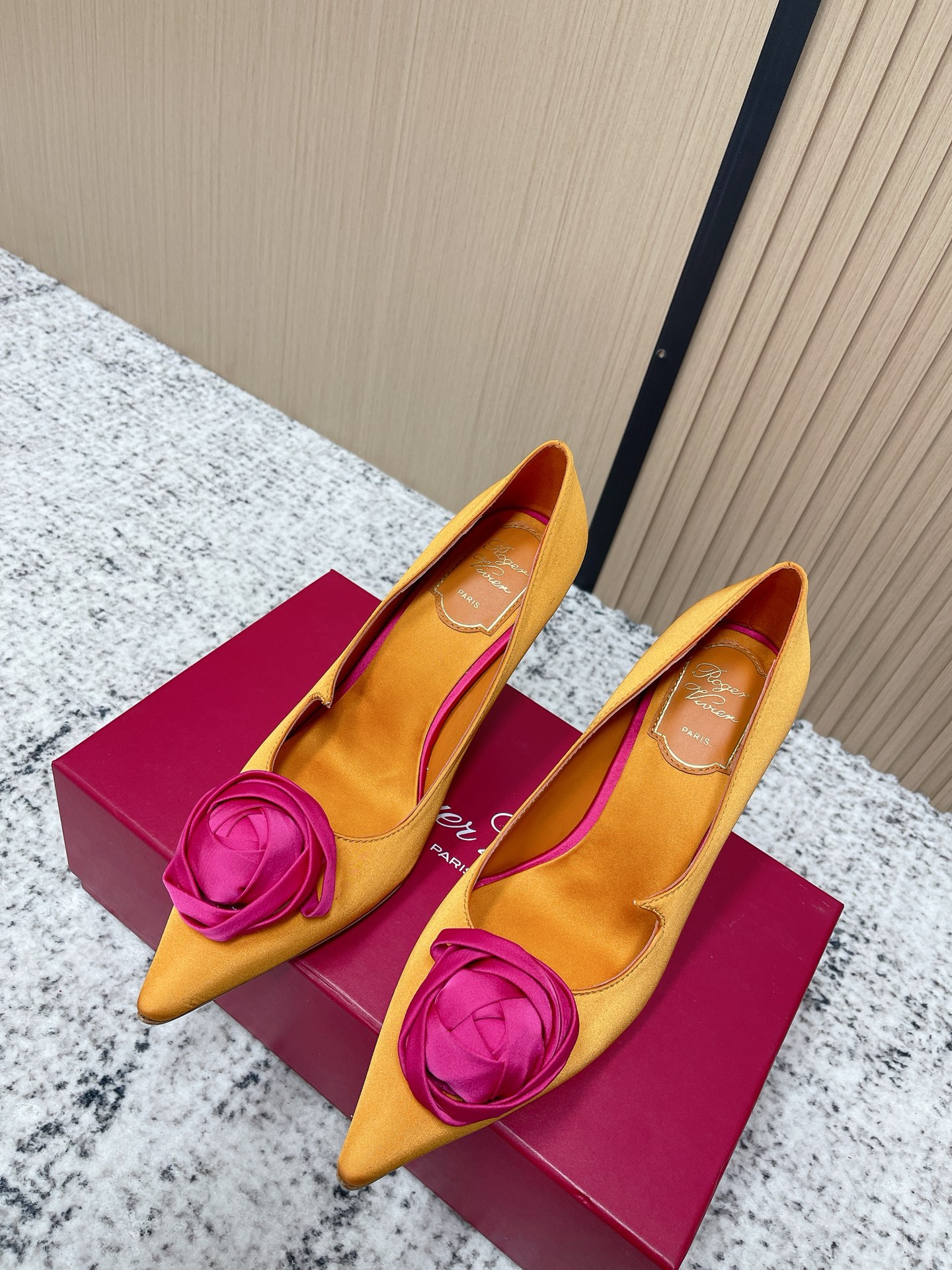 NO:789860,The top version of Roger Vivier's latest fashion shoes for spring and summer 2026. Lots of celebrity influencers. Classic pointed toe design. Rose buckle decoration. High brand recognition. Sheepskin insole is soft and comfortable. Not tired after walking for a long time. Versatile for daily outings. Can be easily worn in skirts and trousers on dates and other daily occasions. The shape of the shoe modifies the foot shape. Even sisters with wide feet can easily control it. Elegant and practical. Upper imported silk cloth. Heel height 9cm. Italian leather outsole. Size  35-41 (customized at 40.41), high heels and sandals, roger vivor, sandals, high heels, skirts, sheepskin, real silk, Leather soles19860909顶级版本 Roger Vivier罗杰·维维亚2026春夏最新款时装鞋 超多明星网红种草 经典的尖头设计 玫瑰花扣装饰 品牌辨识度超高 羊皮鞋垫柔软舒适 长时间走路也不累 日常出街百搭款 约会等日常场合裙装裤装都能轻松驾驭 鞋型修饰脚型 宽脚姐妹也能轻松驾驭 优雅又实用 鞋面进口真丝布 跟高9cm 意大利真皮大底 Size 35-41（40.41订做）,高跟鞋凉鞋,roger vivier,sandals,high heels,skirts,sheepskin,real silk,Leather soles,Women's Shoes