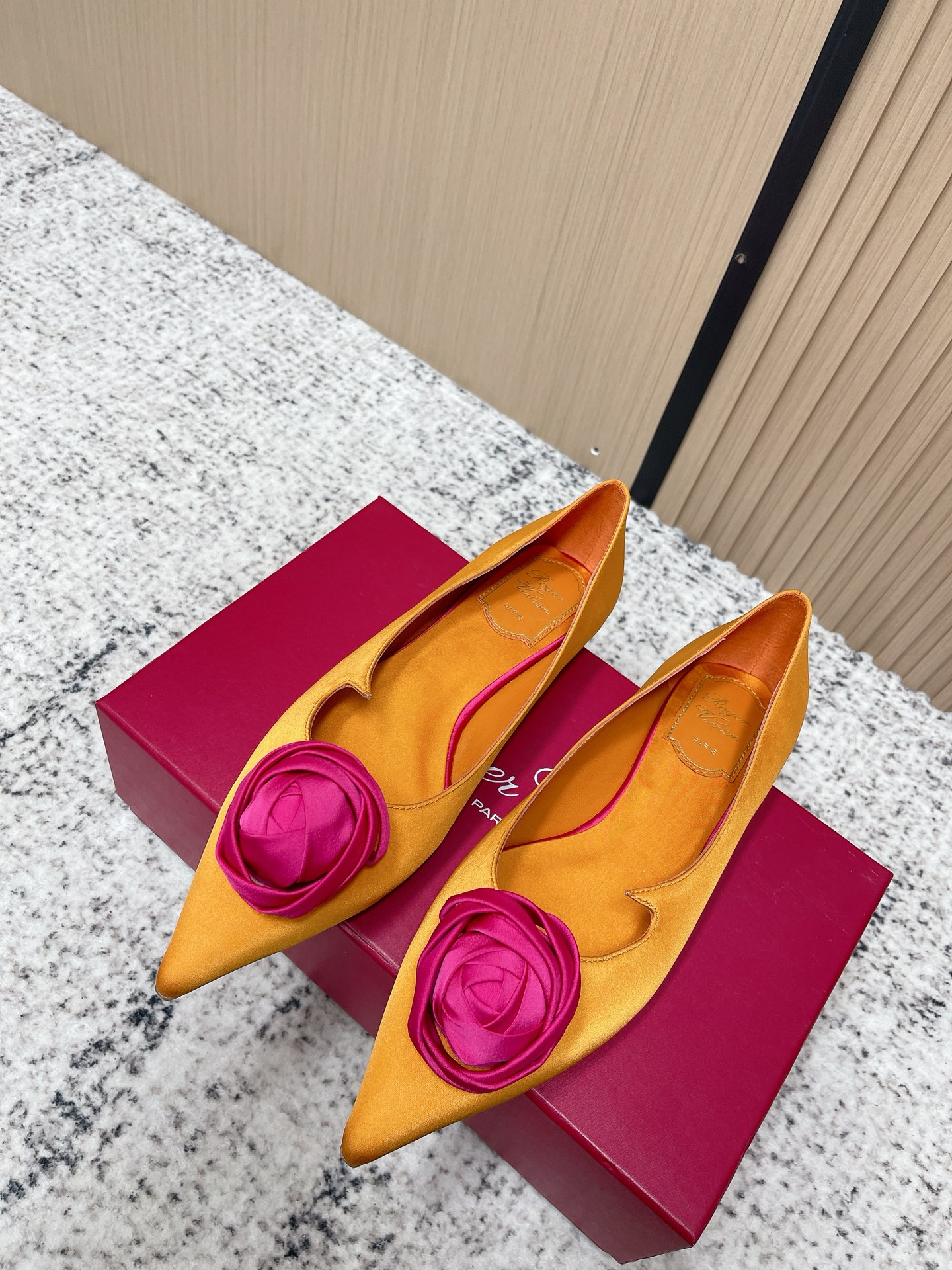 NO:789863,The top version of Roger Vivier 2026 spring and summer latest fashion flat shoes. Many celebrity Internet celebrities planted grass. Classic pointed toe design. Rose buckle decoration. High brand recognition. Sheepskin insoles are soft and comfortable. Not tired after walking for a long time. Versatile for daily outings. Can be easily worn in skirts and trousers on dates and other daily occasions. The shoe shape modifies the foot shape. Even sisters with wide feet can easily control it. Elegant and practical. Imported silk cloth upper. Italian leather outsole. Size  35-41 (customized at 40.41), high heels and sandals, roger vivor, sandals, flats, high heels, skirts, sheepskin, real silk, Leather soles19860909顶级版本 Roger Vivier罗杰·维维亚2026春夏最新款时装平底鞋 超多明星网红种草 经典的尖头设计 玫瑰花扣装饰 品牌辨识度超高 羊皮鞋垫柔软舒适 长时间走路也不累 日常出街百搭款 约会等日常场合裙装裤装都能轻松驾驭 鞋型修饰脚型 宽脚姐妹也能轻松驾驭 优雅又实用 鞋面进口真丝布 意大利真皮大底 Size 35-41（40.41订做）,高跟鞋凉鞋,roger vivier,sandals,flats,high heels,skirts,sheepskin,real silk,Leather soles,Women's Shoes