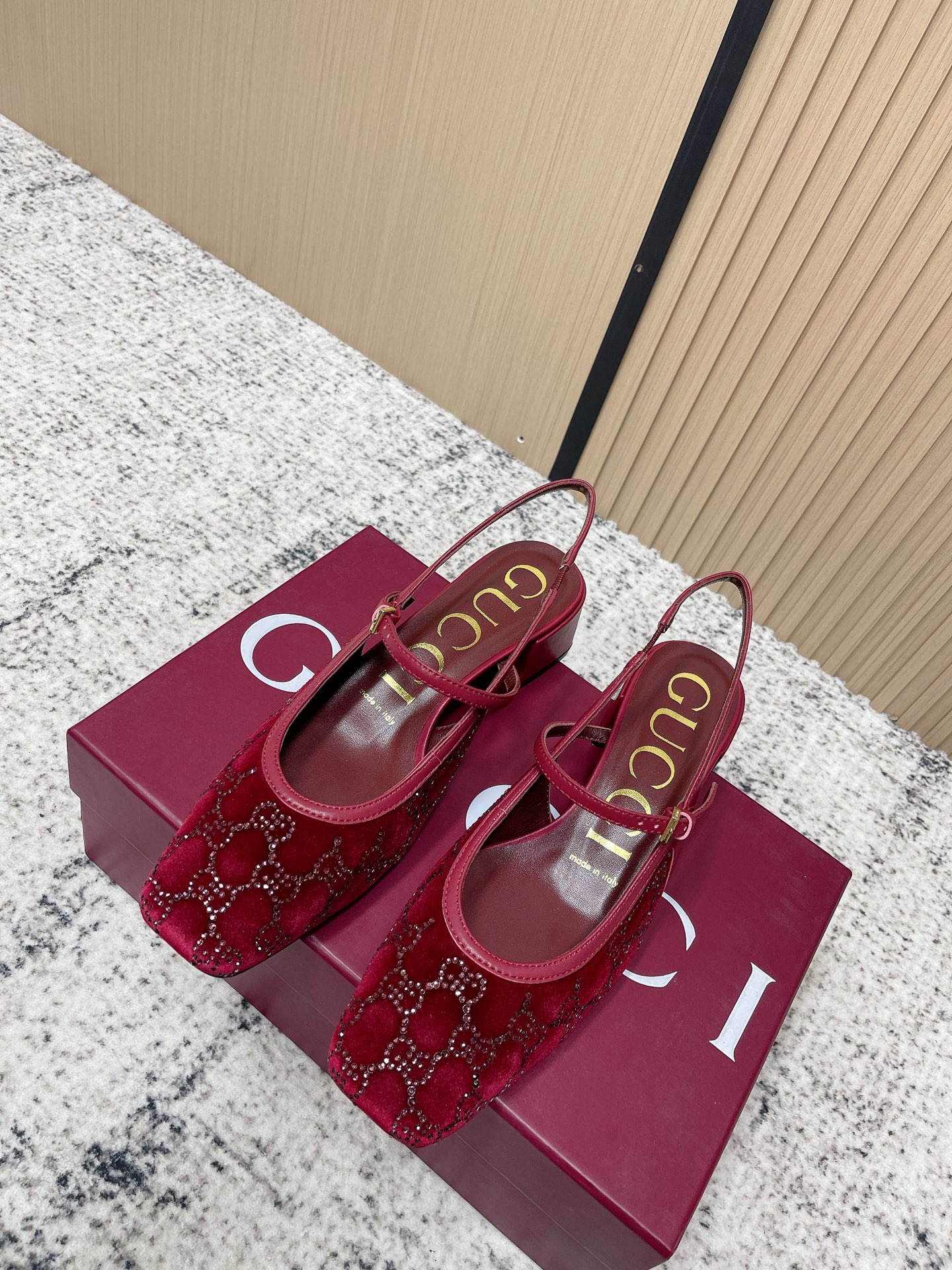 NO:789857,Top version Gucci | Gucci 2026 early spring new square toe hot diamond back hollow thick heel sandals Breathable mesh upper hot diamond / original velvet hot diamond surface Lining: imported lambskin lining outsole original Italian leather outsole Heel height 4.5cm Shoe size: 35-39 (40.41. Customized), sandals, gucci, sandals, sheepskin, Leather soles19860909顶级版本 Gucci | 古弛 2026早春新款方头烫钻后空粗跟凉鞋 鞋面透气网面烫钻 /原版丝绒烫钻面 内里: 进口小羊皮里 大底原版意大利真皮大底 跟高4.5cm 鞋码: 35-39（40.41.定做）,凉鞋,gucci,sandals,sheepskin,Leather soles,Women's Shoes