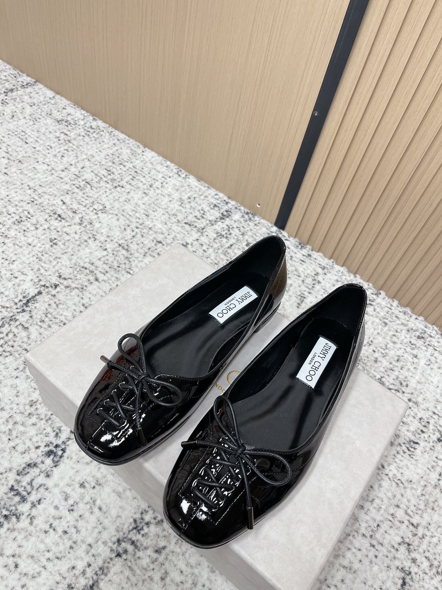 NO:788926,Top version Jimmy Choo 26 spring and summer new JC lace-up Mary Jane flat shoes!  New fashion flat shoes, elegant and generous shoe shape, fashionable and durable, comfortable to wear, fashionable personality starts from the first step, elegant temperament, timeless, enjoy the envious eyes Imported stone grain calf leather on the upper, sheepskin on the lining, original molded rubber molded outsole Size number: 35-41 (40 41 custom-made, non-returnable), ballet shoes, jimmy choo, jimmy choo, mary jane, flats, cowhide, sheepskin19860909顶级版本 Jimmy Choo 吉米周 26春夏新品JC系带玛丽珍平跟单鞋！ 新款时装平底鞋,优雅大气鞋型,时髦耐看,穿着舒适跟脚,时尚个性始于足下,优雅气质,历久弥新,悦享羡慕眼光 鞋面进口石头纹小牛皮 内里垫脚羊皮 原版开模橡胶成型大底 码数:35-41（40 41定做不退换）,芭蕾舞鞋,jimmy choo,jimmy choo,mary jane,flats,cowhide,sheepskin,Women's Shoes