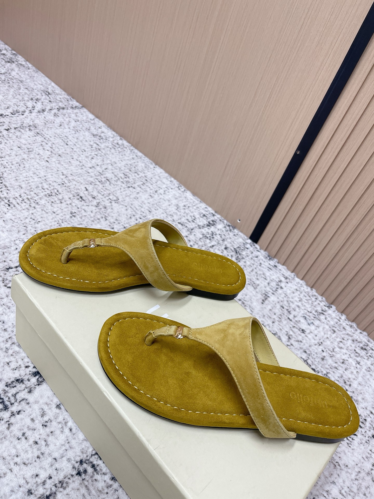 NO:788955,Top version Unfolio 26ss new summer flip-flops are simple but not simple. Cross-strap design outlines casual lines. Whether it is passionate burgundy, rustic tan or classic cool black, they all show a casual attitude with unique texture. Step into the fashionable summer atmosphere and easily unlock the fashion code for travel. The upper is imported butter leather and cowhide. The foot pad is imported sheepskin ZP replica outsole.  Size35-40 (40 orders are not returnable), split-toe shoes, slippers, cowhide, sheepskin19860909顶级版本 Unfolio 26ss 夏季新款 夹趾拖鞋 简约而不简单 交叉带设计 勾勒随性线条 无论是热情酒红 质朴棕褐 还是经典酷黑 都以独特质感彰显休闲态度 一脚蹬入夏日时髦氛围 轻松解锁出行的时尚密码 鞋面进口牛油皮.牛皮 垫脚进口羊皮 ZP复刻大底 Size35-40（40订做不退换）,分趾鞋,slippers,cowhide,sheepskin,Women's Shoes