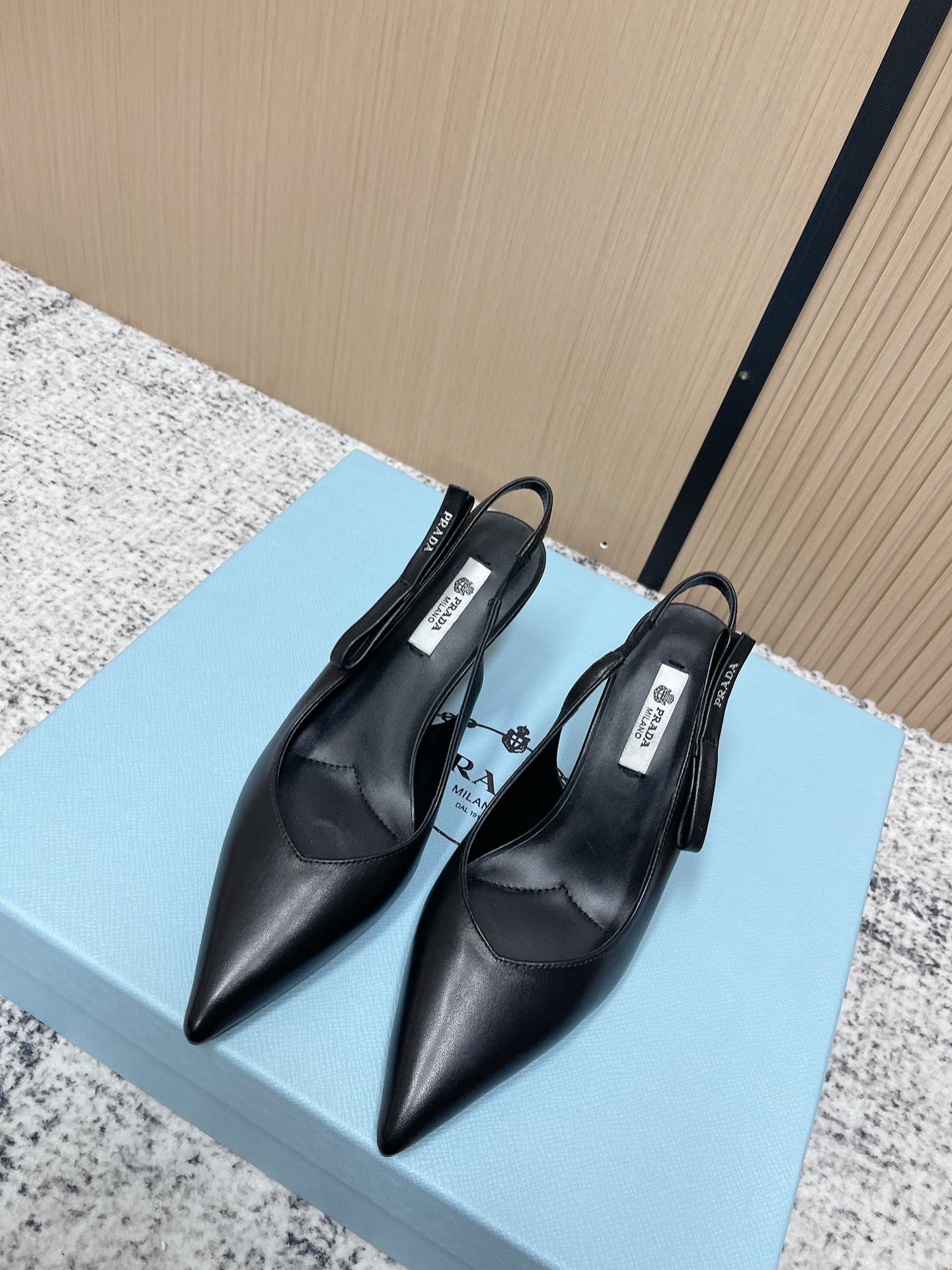 NO:788899,The top version of Prada Prada 2026 catwalk style bow pointed toe back empty shoes. This high-heeled shoe is equipped with a comma heel. The shoe reinterprets Prada's past design elements and surrounds the upper with a rubber sole, creating a mixed shoe shape that combines a soft pointed toe silhouette with sporty elements. The upper is imported from the original open-edge beaded cowhide/cow patent leather/sheepskin lining, and the leather outsole has a heel height of 7.5cm.  size35-39 (40.41 customization is not returnable), sandals, prada, prada, sandals, high heels, cowhide, sheepskin, Leather soles19860909顶级版本 Prada普拉达2026走秀款蝴蝶结尖头后空单鞋 这款高跟鞋配有逗号跟,鞋履重释Prada往昔的设计元素,用橡胶鞋底环绕鞋面,营造出融柔美的尖头廓形和运动元素于一身的混搭鞋型. 鞋面进口原版开边珠牛皮/牛漆皮/羊皮内里 真皮大底 跟高7.5cm size35-39（40.41定制不退换）,凉鞋,prada,prada,sandals,high heels,cowhide,sheepskin,Leather soles,Women's Shoes