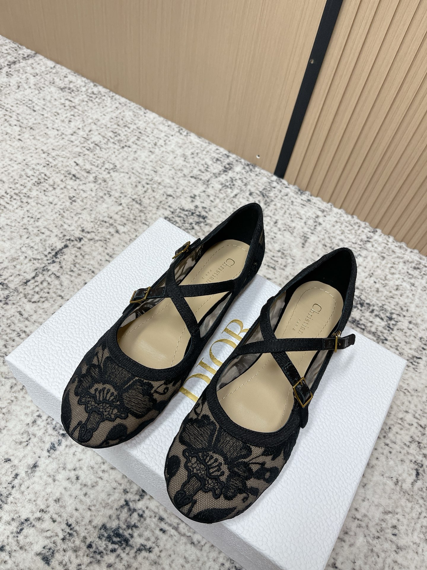 NO:788953,Top quality 26ss spring and summer new Dior Dior VeryDior ballet shoes cross strap buckle Mary Jane shoes sequined ballet shoes transparent mesh electric embroidery mesh flat shoes  These VeryDior ballet shoes made a stunning debut at Dior's 2026 Cruise Ready-to-Wear collection. They are elegant and charming. The entire upper is covered with sequins. The round toe design and adjustable cross straps on the front are unique and embellished with an interlocking silver-finished metal CD logo inspired by the Dior archives. Paired with a padded cow leather insole, they are refined and comfortable and can be matched with a variety of elegant looks. The upper is custom-made with Grete sequins and the lining is made of sheepskin.  Sole Italian A-grade genuine leather outsole, size 35-39 (40.41.42 custom-made, non-returnable), ballet shoes, dior, dior, mary jane, cowhide, sheepskin, Leather soles19860909顶级品质 26ss春夏新款Dior 迪奥VeryDior芭蕾鞋交叉带搭扣玛丽珍鞋亮片芭蕾舞鞋透明网纱电绣网面平底单鞋 这款VeryDior芭蕾鞋于迪奥二零二六早春成衣系列发布秀精彩亮相,优雅迷人.鞋面通体包覆以亮片装饰.圆形鞋头设计,正面饰以可调节交叉系带,别具一格,点缀以灵感源自Dior档案的相扣的银色饰面金属CD标志.搭配加垫牛皮革内底,精致舒适,可与各式高雅造型搭配. 鞋面定制格力特亮片 内里垫脚羊皮 鞋底意大利A级真皮大底 码数35-39（40.41.42定做不退换）,芭蕾舞鞋,dior,dior,mary jane,cowhide,sheepskin,Leather soles,Women's Shoes