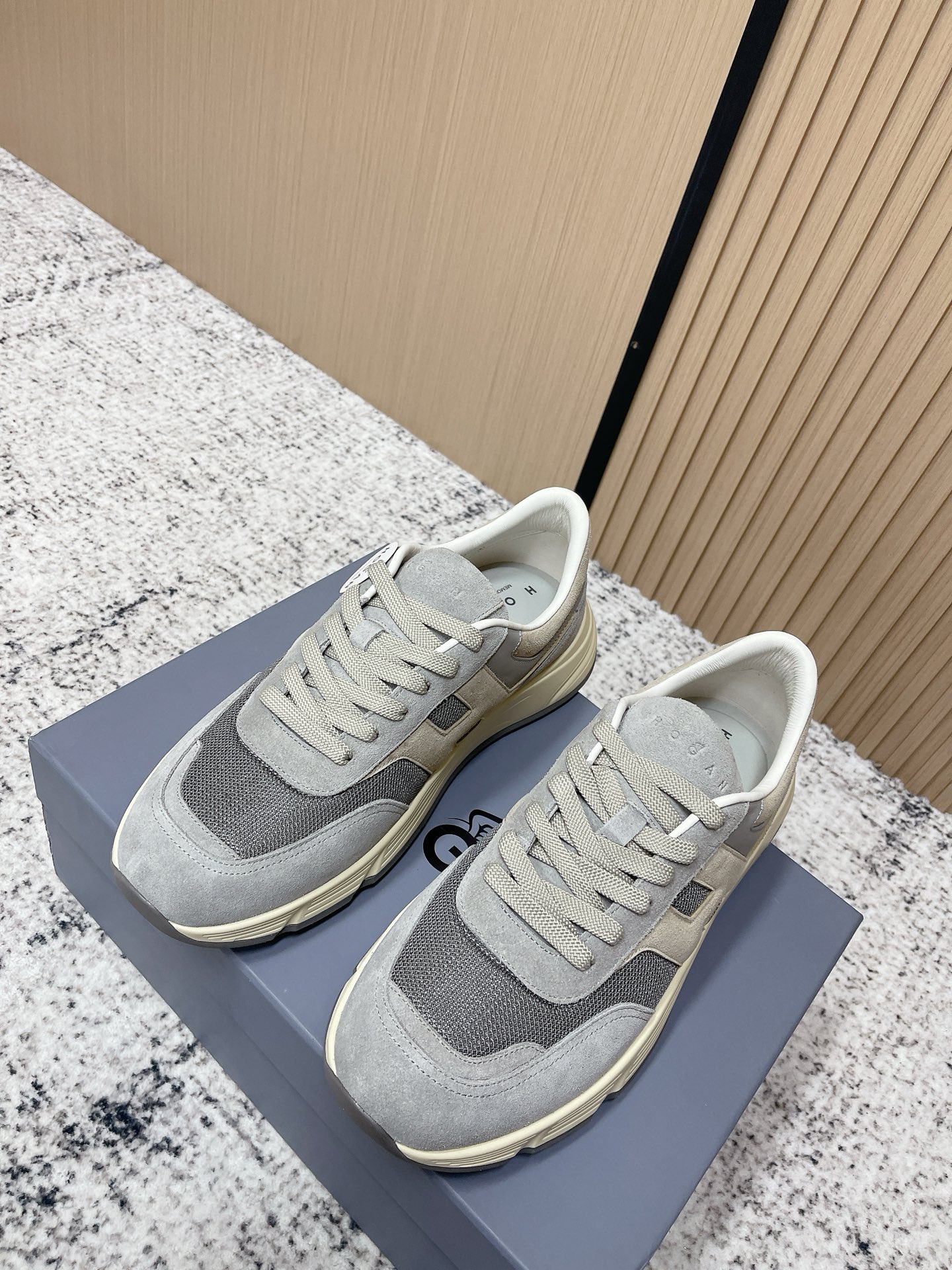 NO:788951,Top version Hogan Hogan 2026 men's casual sports shoes, high-end lace-up sneakers. This model is endorsed by Wu Lei. The same style at the counter. Futuristic luxury style. New lnteractive cube series. Imported Italian flocked cow suede leather + breathable Mesh mesh fabric + streamlined shoe body + super H letter design on the side. Texture layered lightweight sole. Memory foam insole. Increased anti-slip and wear-resistant IP classic outsole. Super comfortable on the foot. A must-have for trendy men.  Size: 38-46 (38.45.46 customized), casual shoes/sports shoes, hogan, sneakers, cowhide19860909顶级版本 Hogan霍根2026男士休闲运动鞋 高端系带板鞋 这款由吴磊倾情代言 专柜同款 未来主义 奢潮款 全新lnteractive cube系列 进口意大利进口植绒牛反绒牛皮+透气Mesh网布打造+流线型鞋身+侧超H字母设计 纹理层次感轻质鞋底 记忆泡沫内底 增高防滑耐磨IP经典大底 上脚超舒适 潮男必备款 码数:38-46（38.45.46定做）,休闲鞋/运动鞋,hogan,sneakers,cowhide,Women's Shoes