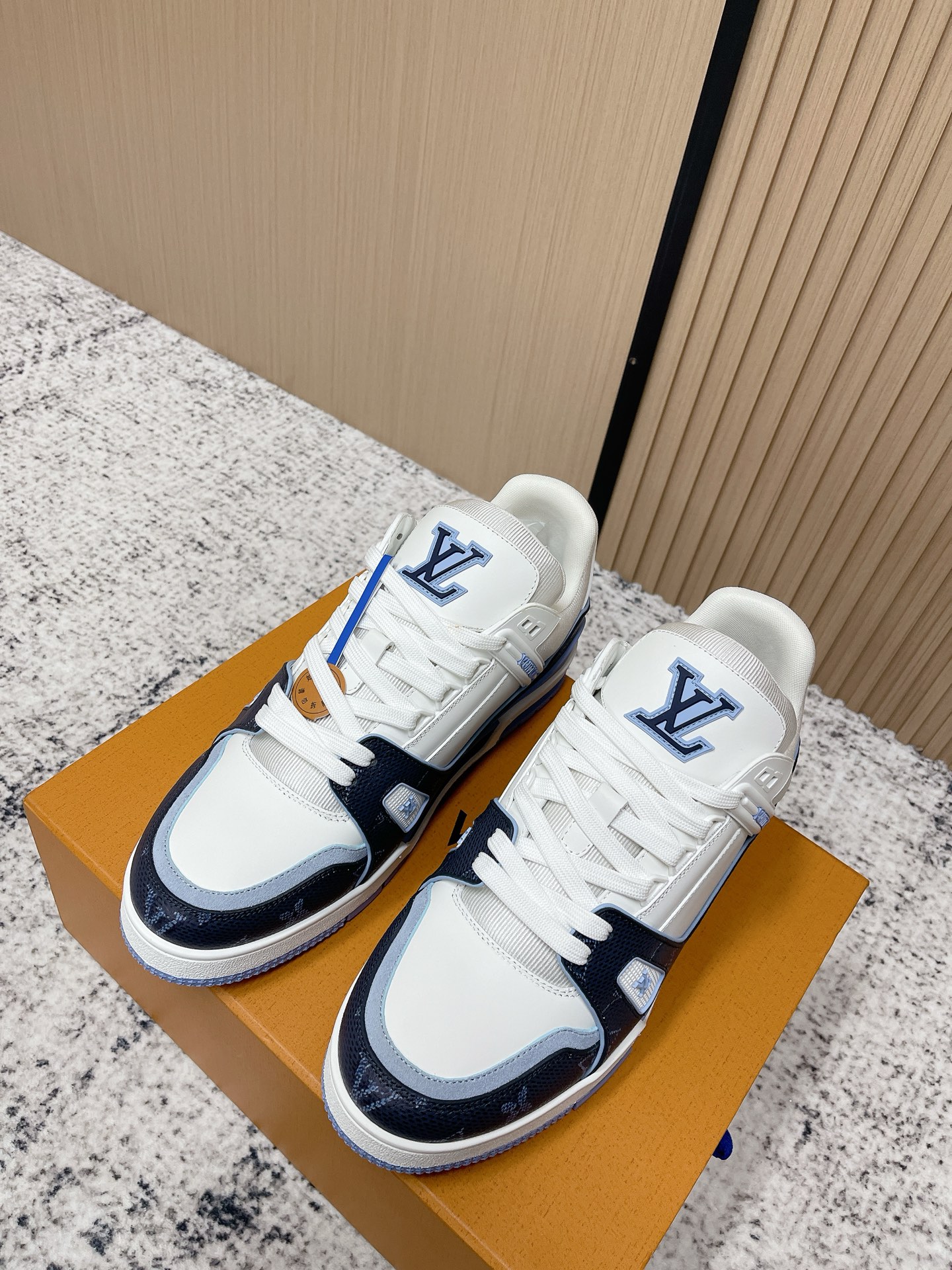 NO:788931,Top version LV trainer for couples~~New upgraded version~~Classic return Couple model, skateboard shoes, basketball shoes, sports shoes... LV new sports series; retro style sense; embraces many classic elements of the family; super handsome~~ Full leather fabric, with LV badge cloth cover, breathable gauze lining, original outsole, original shoe last, more details compared to the real product, perfect and high  size 35-45 (female 40.41 male 45 custom-made), casual shoes/sports shoes, louis vuitton, sneakers19860909顶级版本 情侣款 LV trainer~~全新升级版~~经典回归 情侣款,滑板鞋,篮球鞋,运动鞋…… LV全新运动系列；复古风视感；拥入家族多方面经典原素；超级帅气~~ 全皮革面料,搭配Lv徽章布面,透气纱网内里,原版大底,原版鞋楦,更多细节对比大货实物完美高 size35—45（女40.41男45定做）,休闲鞋/运动鞋,louis vuitton,sneakers,Women's Shoes