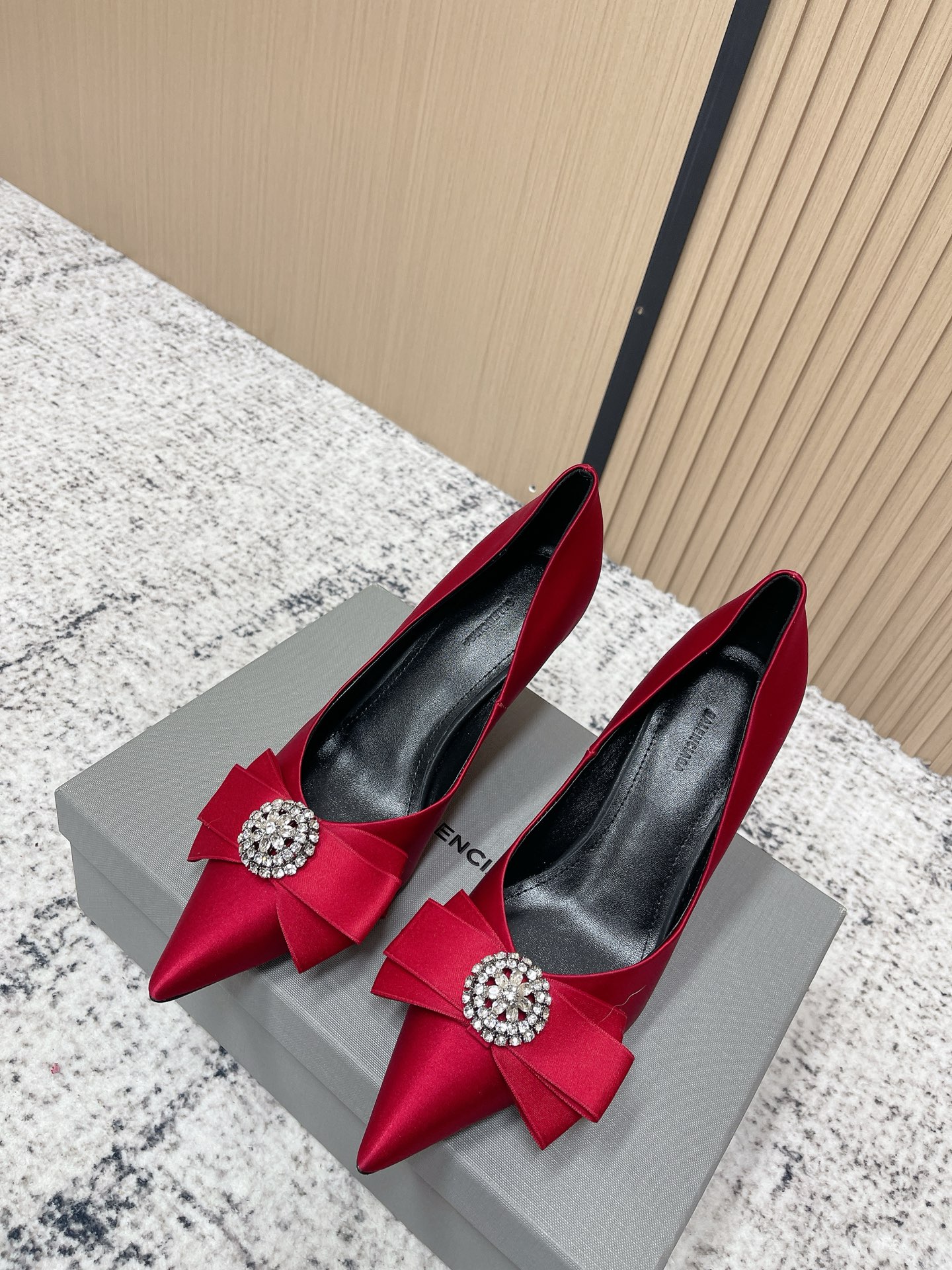 NO:788927,Top version Balenciaga 26/ss Early Spring Avenue Palazzo Satin Bow Rhinestone High Heels Strap Single Shoes Balenciaga Black satin high heels, the upper is full of gloss, bow + rhinestone embellishment, exquisite and luxurious!  The stiletto heel is about 8-11cm, elongating the leg line, and the ankle strap design is more stable and flatters the shape of the foot. Whether paired with a skirt or jeans, it can easily create an elegant temperament. It is very suitable for dates, dinners, and formal occasions, and will keep you coming back!  Fabric: Customized satin Lining: Sheepskin Sole: Genuine leather outsole Heel height: 8cm Size: #35-40 (customized in 40), high-heeled shoes, balenciaga, balenciaga, balenciaga, high heels, skirts, jeans, sheepskin, silk fabric, Leather soles19860909顶级版本 Balenciaga巴黎世家 26/ ss 早春 Avenue Palazzo 缎面 蝴蝶结 水钻高跟 一字带 单鞋 巴黎家 黑色缎面高跟鞋,鞋面光泽感满满,蝴蝶结+水钻点缀,精致又奢华！细高跟约8-11cm,拉长腿部线条,脚踝绑带设计更稳更修饰脚型心.无论搭配裙装还是牛仔裤,都能轻松打造优雅气质,约会、晚宴、正式场合都超适合,回头率爆表！ 面料: 定制绸缎 内里: 羊皮 鞋底: 真皮大底 跟高: 8cm Size: #35-40 (40订做）,高跟鞋单鞋,balenciaga,balenciaga,balenciaga,high heels,skirts,jeans,sheepskin,silk fabric,Leather soles,Women's Shoes