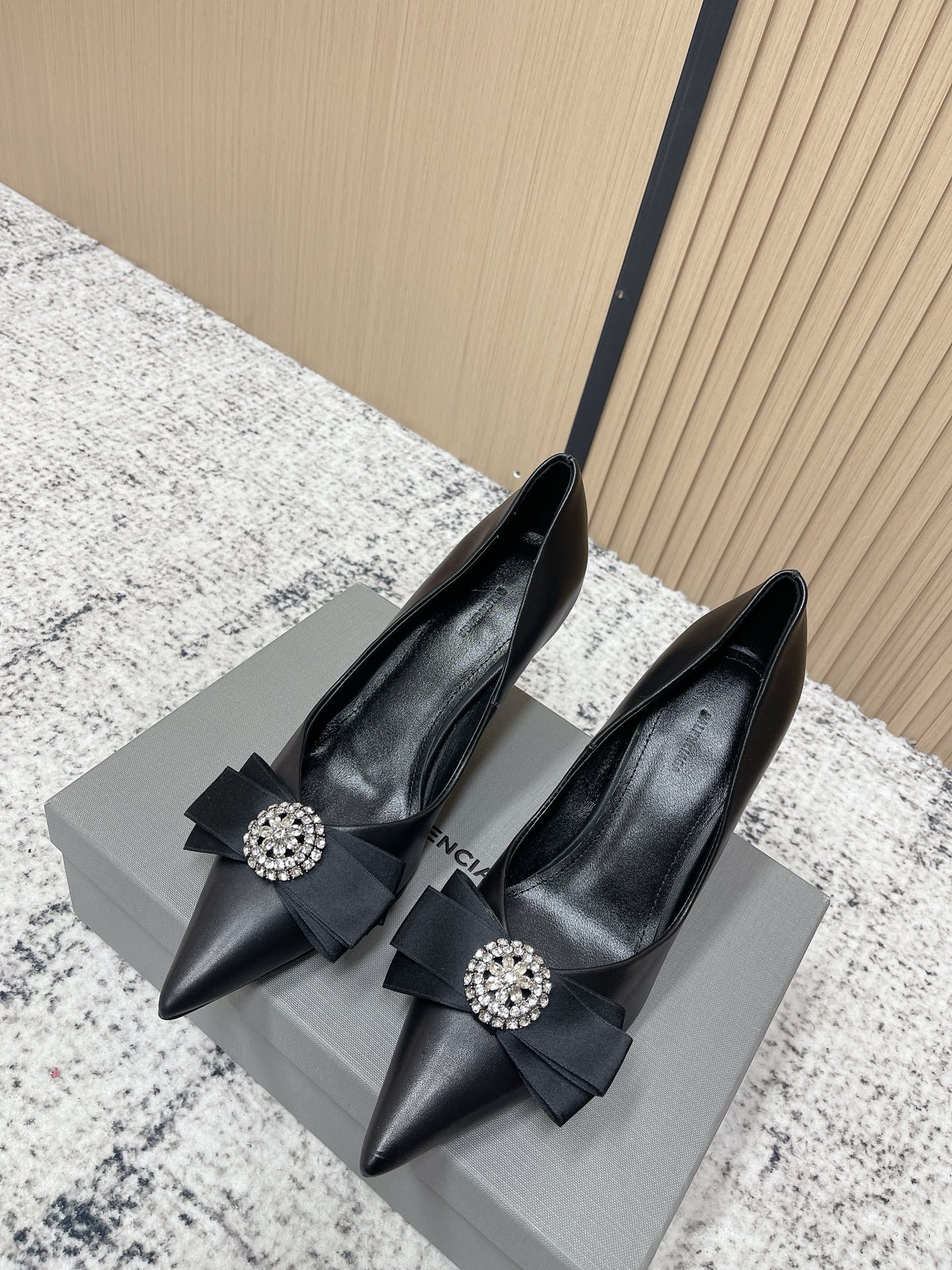 NO:788929,Top version Balenciaga 26/ss Early Spring Avenue Palazzo Satin Bow Rhinestone High Heels Strap Single Shoes Balenciaga Black satin high heels, the upper is full of gloss, bow + rhinestone embellishment, exquisite and luxurious!  The stiletto heel is about 8-11cm, elongating the leg line, and the ankle strap design is more stable and flatters the shape of the foot. Whether paired with a skirt or jeans, it can easily create an elegant temperament. It is very suitable for dates, dinners, and formal occasions, and will keep you coming back!  Fabric: Customized sheepskin Lining: sheepskin Sole: Genuine leather outsole Heel height: 8cm Size: #35-40 (customized in 40), high-heeled shoes, balenciaga, balenciaga, balenciaga, high heels, skirts, jeans, sheepskin, Leather soles19860909顶级版本 Balenciaga巴黎世家 26/ ss 早春 Avenue Palazzo 缎面 蝴蝶结 水钻高跟 一字带 单鞋 巴黎家 黑色缎面高跟鞋,鞋面光泽感满满,蝴蝶结+水钻点缀,精致又奢华！细高跟约8-11cm,拉长腿部线条,脚踝绑带设计更稳更修饰脚型心.无论搭配裙装还是牛仔裤,都能轻松打造优雅气质,约会、晚宴、正式场合都超适合,回头率爆表！ 面料: 定制羊皮 内里: 羊皮 鞋底: 真皮大底 跟高: 8cm Size: #35-40 (40订做）,高跟鞋单鞋,balenciaga,balenciaga,balenciaga,high heels,skirts,jeans,sheepskin,Leather soles,Women's Shoes