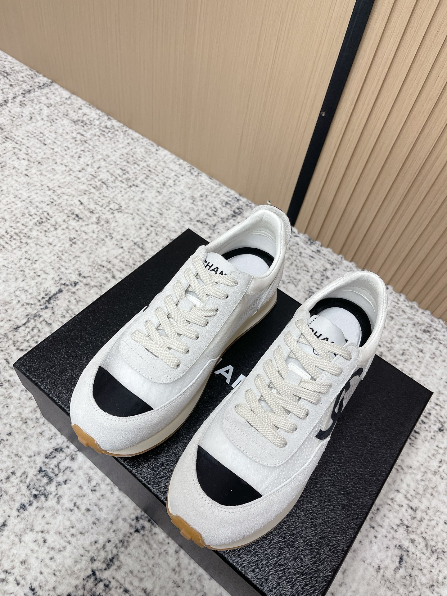 NO:788925,The top version of Chanel Chanel 26P Sneaker series early spring new casual moral training shoes and sports shoes. The love of the world is Xiaoxiang. Try to accept the new style. The new designer has injected a new soul into Xiaoxiang. This moral training shoe is highly recommended. It is light and soft. Super easy to wear. Black and white. Timeless. Classic and versatile. Clean and neat. Very springy. Upper frosted cowhide silk mesh. Lining sheepskin. Original combination outsole.  Size 35-40 (40 customized), casual shoes/sports shoes, chanel, chanel, sneakers, cowhide, sheepskin19860909顶级版本 Chanel香奈儿26P Sneaker 系列早春新款 休闲德训鞋 运动鞋 人间挚爱是小香 尝试接受新风格 新换的设计师 给小香注入了新的灵魂 此款德训鞋强烈推荐 又轻又软 超级好穿 黑色 白色 永不过时 经典百搭 干净利落  很有春天的气息 鞋面磨砂牛皮丝绸 拼网 内里羊皮 鞋底原版组合大底 码数35-40（40定做）,休闲鞋/运动鞋,chanel,chanel,sneakers,cowhide,sheepskin,Women's Shoes