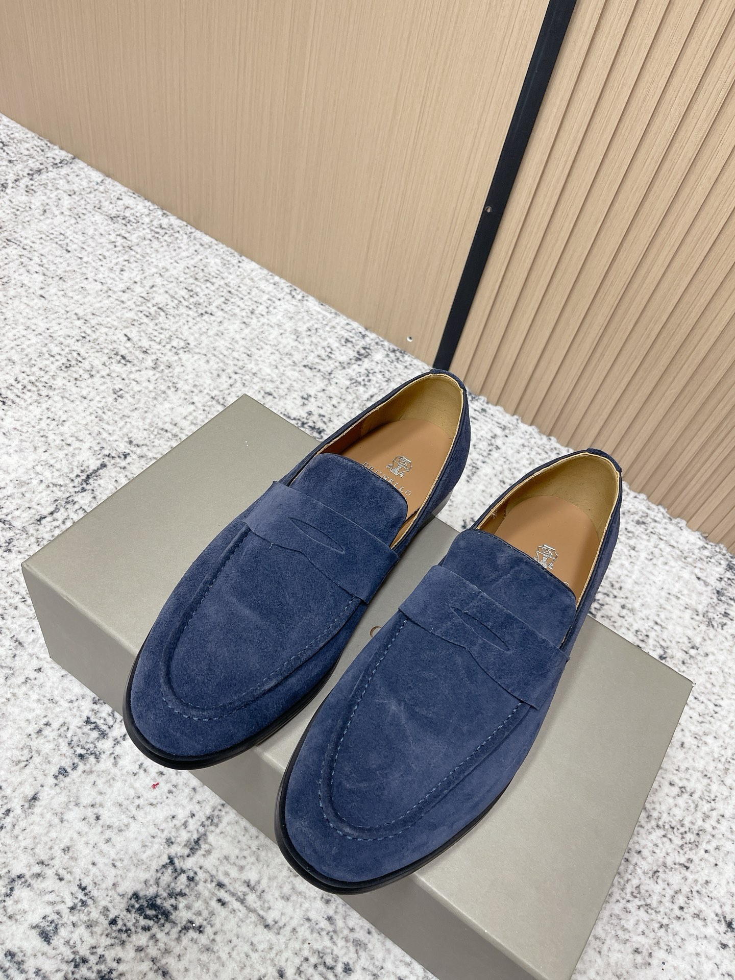 NO:788921,Top version: Men's Brunello Cucinelli 26ss new spring and summer loafers and single shoes BC is a well-known Italian brand, minimalist style, handmade bead chain accessories!  Retro and high-end!  Simple and elegant, it is a very attractive style!  The king of advanced jokers, completely irresistible!  The feet feel very good and comfortable!  It looks ordinary, but looks slim and handsome!  Not limited to any occasion, daily work, fashionable and capable!  No matter it is paired with skirts, trousers, or windbreakers, it is very versatile!  Super eye-catching!  Suitable for spring, summer, autumn and winter all year round. Original imported cow head fabric, cowhide lining, original genuine leather outsole Size 39-45 (customized for 45, non-returnable), loafers, brunello cucinelli, loafers, skirts, cowhide, Leather soles19860909顶级版本:男款 Brunello Cucinelli 26ss 春夏新款 乐福鞋 单鞋 BC是意大利知名品牌,极简主义风格,纯手工串联珠链配饰！复古又高级！简约又大气,属于非常耐看的款式！ 高级百搭之王,完全没有抵抗力！脚感很好很舒服！看起来平平无奇,穿起来又瘦又帅！ 不局限任何场合,日常工作、时尚又干练！不管搭配 裙装、裤装、风衣大衣、都非常百搭！超级耐看！一年四季春夏秋冬皆适宜. 面料原版进口牛头层 内里牛皮里 大底原版真皮大底 Size39-45（45定做不退换）,乐福鞋,brunello cucinelli,loafers,skirts,cowhide,Leather soles,Women's Shoes