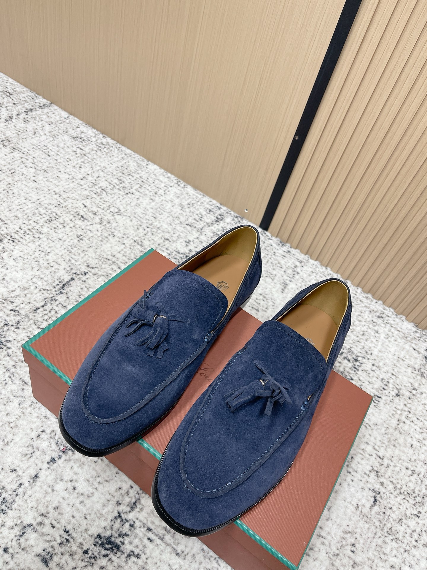 NO:788923,The top version of Loropiana's classic men's tassel cowhide loafers. LP has always been a design style based on ease of wear and comfort. In recent years, the old-money style has been super worn. These loafers are no exception. The simple tassel design concept is particularly minimalist when combined with the brand's classic colors for embellishment!  Really a pair of items that can be worn regardless of age, occupation or outfit. Leather material selection: imported sheep suede. Lining: sheepskin lining. Original Italian leather outsole. Size men's 39-45 (45. Customized, non-refundable), loafers, loro piana, loro piana, loafers, cowhide, sheepskin, Leather soles.19860909顶级版本 Loropiana经典男款流苏牛皮乐福皮鞋 LP一直是以好穿舒适为主的设计风格 这几年老钱风穿搭超级 这款乐福鞋也不例外 简约流苏的设计理念搭配品牌经典的颜色做点缀显得格外极简！真的做到一双不分年龄不分职业不分穿搭都可以驾驭的单品 皮料选用 : 进口羊反绒 内里: 羊皮内里 原版意大利真皮大底 Size男款39-45（45.定做不退换）,乐福鞋,loro piana,loro piana,loafers,cowhide,sheepskin,Leather soles,Women's Shoes