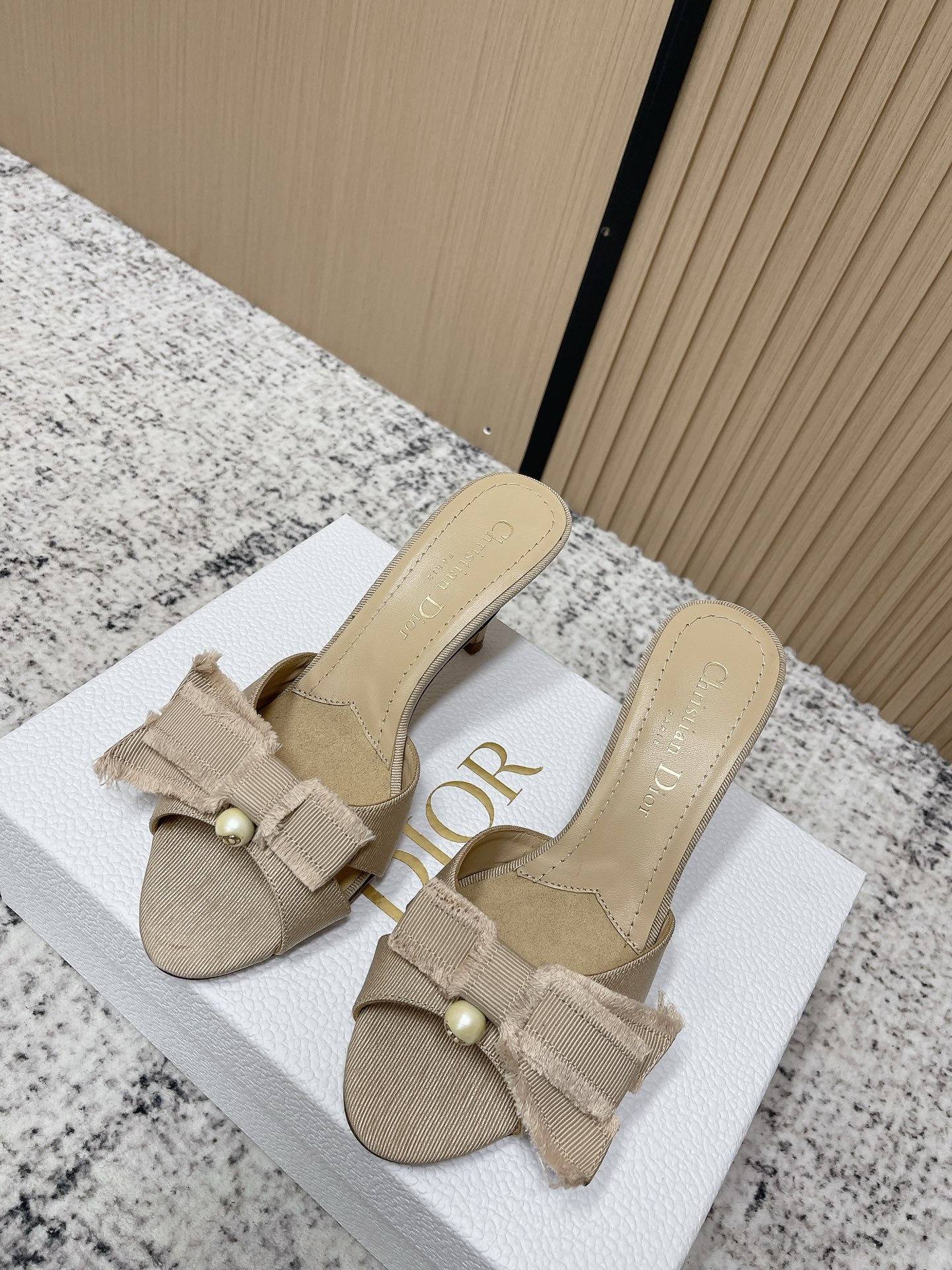 NO:788919,Top version J'ADIOR tassel web women's shoes Dior 2026 spring and summer catwalk new Adiorble high-heeled women's shoes CD star's same fashion tassel bow stiletto heel pearl letter logo hardware buckle open toe sandals Top high-end version on the market Material: original customized tassel grosgrain upper + water-dyed sheepskin lining foot + original open mold pearl hardware buckle + Italian leather outsole Heel height 7. 5CM size 35-42 (40.  41. 42. Customized (no return or exchange), high heels and slippers, dior, dior, sandals, high heels, slippers, sheepskin, Leather soles19860909顶级版本 J‘ADIOR流苏织带女鞋 Dior 迪奥 2026春夏走秀新款Adiorble高跟女鞋 CD明星同款时尚流苏蝴蝶结细跟珍珠字母logo五金扣露趾凉鞋 市面顶级高端版本 材质:原版定制流苏罗缎鞋面+水染羊皮内里垫脚+原版开模珍珠五金扣+意大利真皮大底 跟高7. 5CM size35-42（40. 41. 42.定做不退换),高跟鞋拖鞋,dior,dior,sandals,high heels,slippers,sheepskin,Leather soles,Women's Shoes