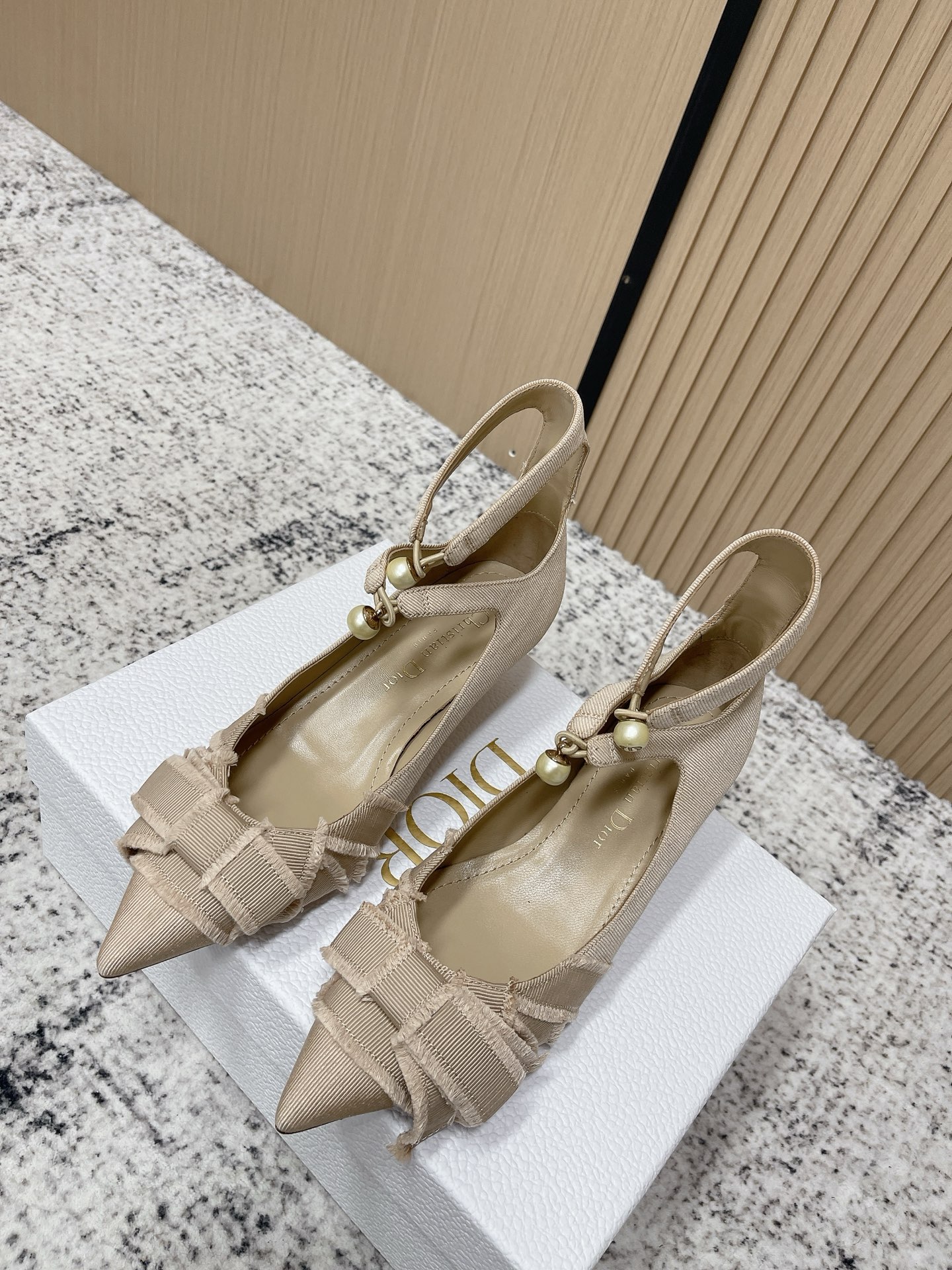 NO:788913,Top version J'ADIOR tassel web women's shoes Dior 2026 spring and summer catwalk new ankle strap Adiorble women's shoes CD star's same style fashion tassel bow pointed pearl letters logo hardware buckle high heels The top high-end version on the market Material: original customized tassel grosgrain upper + water-dyed sheepskin lining foot + original open mold pearl hardware buckle + Italian leather outsole Heel height: 4CM  size35-42 (40.41.42. Customized, non-refundable), high heels and sandals, dior, dior, sandals, high heels, sheepskin, Leather soles19860909顶级版本 J'ADIOR流苏织带女鞋 Dior 迪奥 2026春夏走秀新款脚环绑带Adiorble女单鞋 CD明星同款时尚流苏蝴蝶结尖头珍珠字母logo五金扣高跟鞋 市面顶级高端版本 材质:原版定制流苏罗缎鞋面+水染羊皮内里垫脚+原版开模珍珠五金扣+意大利真皮大底 跟高:4CM size35-42(40.41.42.定做不退换),高跟鞋凉鞋,dior,dior,sandals,high heels,sheepskin,Leather soles,Women's Shoes