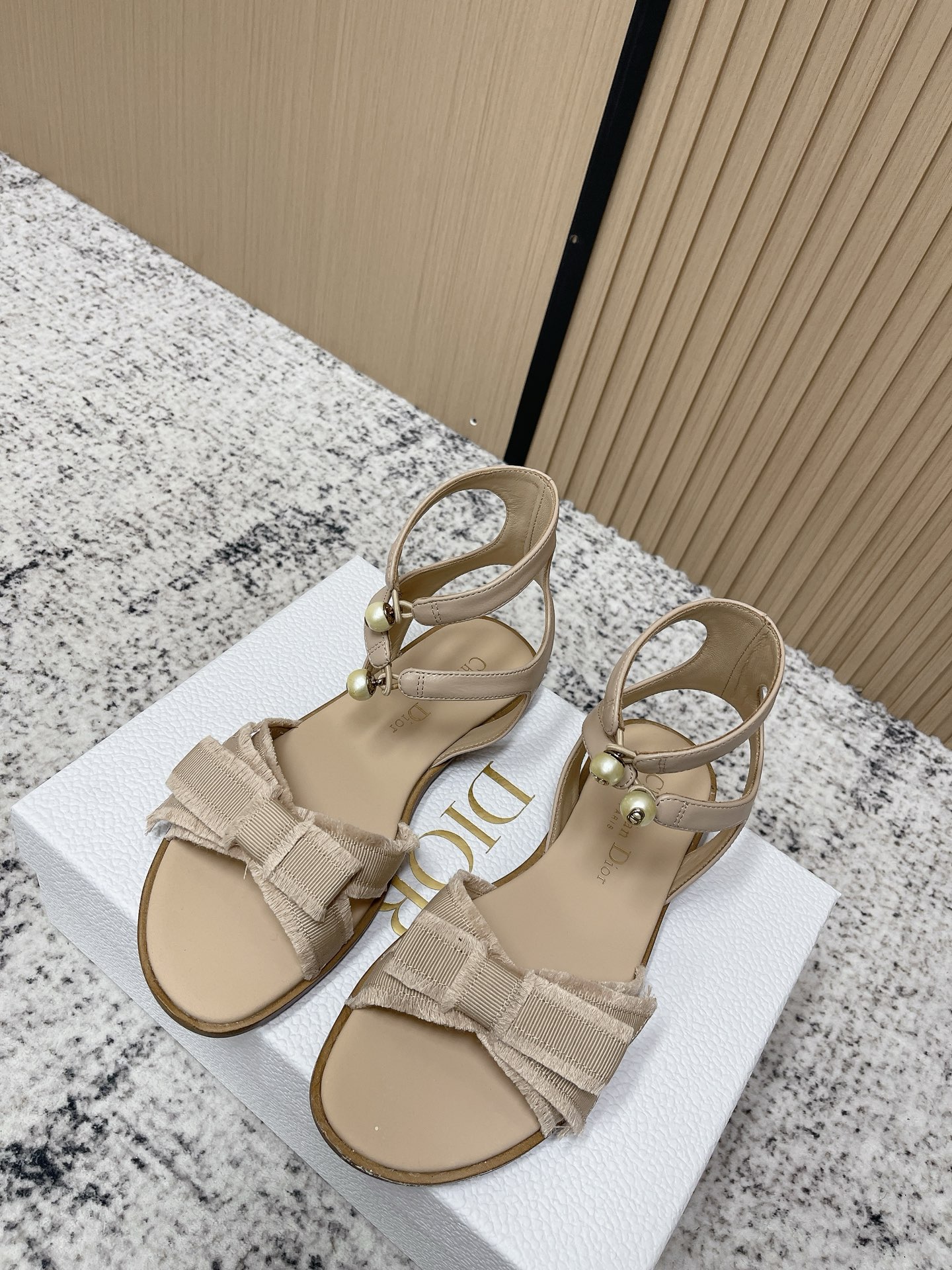 NO:788915,Top version J'ADIOR tassel webbing women's shoes Dior 2026 spring and summer catwalk new anklet strap Adiorble women's single sandals CD star's same fashion tassel bow pointed pearl letters logo hardware buckle high heels The top high-end version on the market Material: original customized tassel grosgrain upper + water-dyed sheepskin lining foot + original molded pearl hardware buckle + Italian leather outsole Heel height: 4CM  size35-42 (40.41.42. Customized, non-refundable), high heels and sandals, dior, dior, sandals, high heels, sheepskin, Leather soles19860909顶级版本 J'ADIOR流苏织带女鞋 Dior 迪奥 2026春夏走秀新款脚环绑带Adiorble女单凉鞋 CD明星同款时尚流苏蝴蝶结尖头珍珠字母logo五金扣高跟鞋 市面顶级高端版本 材质:原版定制流苏罗缎鞋面+水染羊皮内里垫脚+原版开模珍珠五金扣+意大利真皮大底 跟高:4CM size35-42(40.41.42.定做不退换),高跟鞋凉鞋,dior,dior,sandals,high heels,sheepskin,Leather soles,Women's Shoes