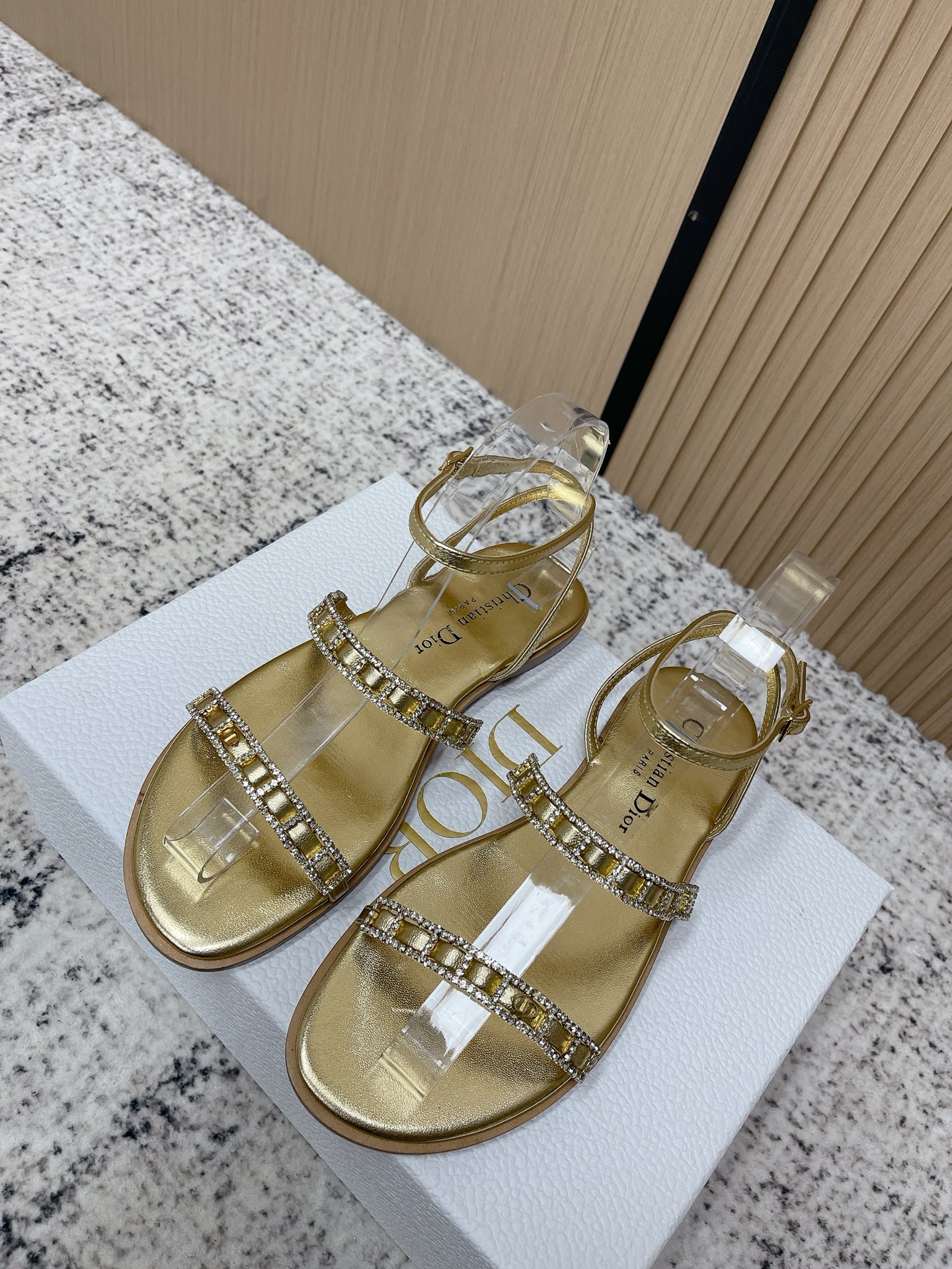 NO:788917,Top version Dior 2026 spring and summer latest model D-Issime high-heeled color-blocked crystal sandals CD letter logo hardware buckle thick heel cross strap open toe women's shoes Material original custom imported calfskin/sheep leather + water-dyed sheepskin lining + Italian leather outsole Heel height: 8CM/flat bottom  Size: 35-42 (40.41.42 customization is non-refundable and non-exchangeable), high heels and sandals, dior, dior, sandals, high heels, cowhide, sheepskin, sheep, Leather soles19860909顶级版本 迪奥 Dior 2026春夏最新款 D-Issime 高跟拼色水晶凉鞋 CD字母logo五金扣粗跟交叉带露趾女鞋 材质原版定制进口小牛皮/羊猄皮+水染羊皮内里+意大利真皮大底 跟高:8CM/平底 Size:35-42（40.41.42定制不退不换）,高跟鞋凉鞋,dior,dior,sandals,high heels,cowhide,sheepskin,sheep,Leather soles,Women's Shoes