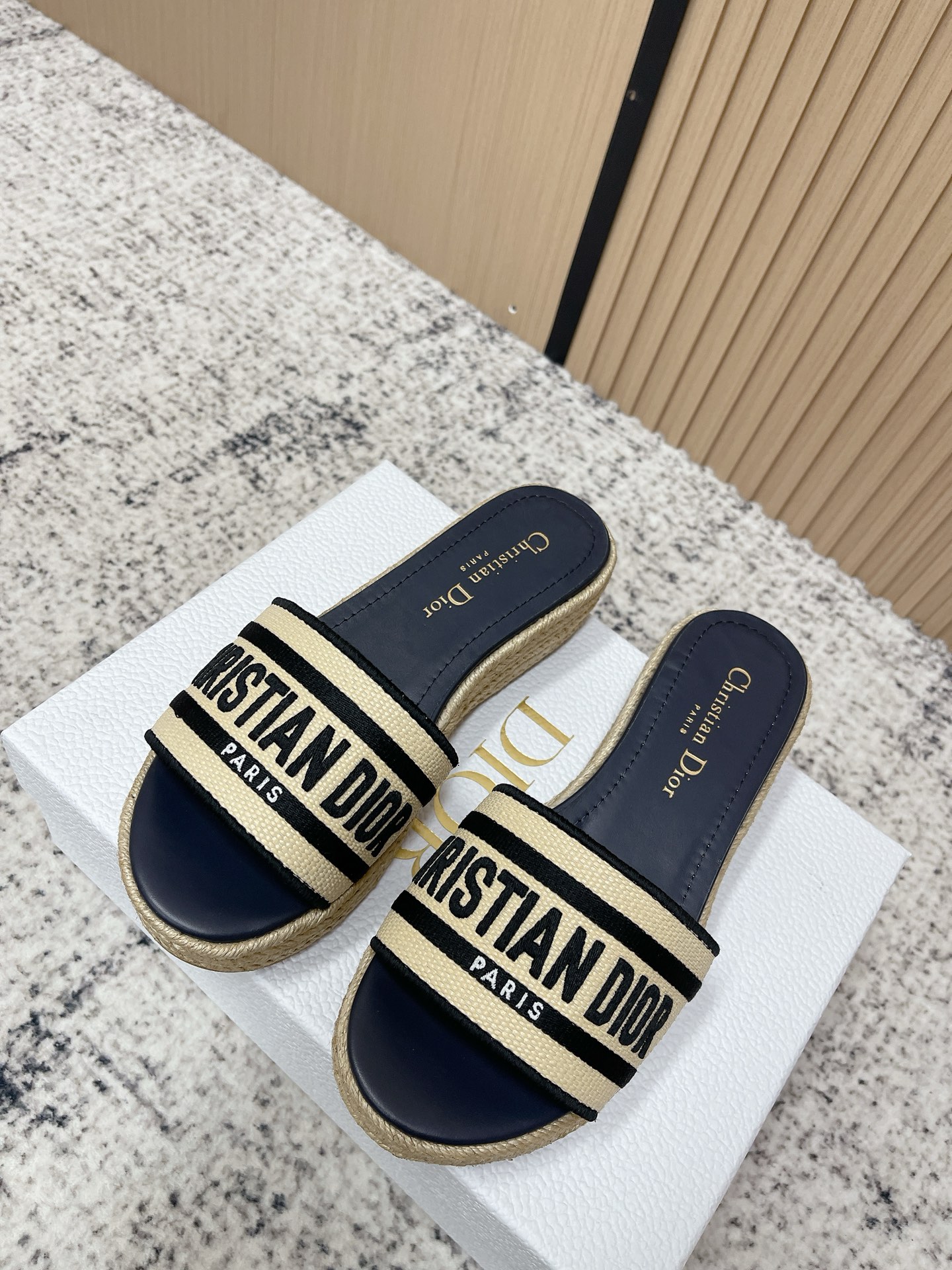 NO:788930,Top version Dior Dior Dway striped thick-soled embroidered sandals. This Dway thick-soled sandals are fashionable and casual. Dark blue/black/grey cotton style, decorated with Christian Dior Paris logo embroidery, highly recognizable. Paired with lightweight microporous material thick soles, decorated with blue and white stripes, it can enhance the style of various outfits this season. Size35-39 (40/41/42 custom-made, non-refundable), slippers, dior, dior, slippers19860909顶级版本  Dior迪奥Dway条纹厚底刺绣凉拖鞋  这款 Dway 厚底凉拖时尚休闲.深蓝色/黑色/灰色 棉质款式,饰以 Christian Dior Paris 标志刺绣,富有辨识度.搭配轻盈的微孔材质厚底,饰以蓝色和白色条纹,可为本季的各式装扮提升格调. Size35-39（40/41/42定做不退换）,拖鞋,dior,dior,slippers,Women's Shoes