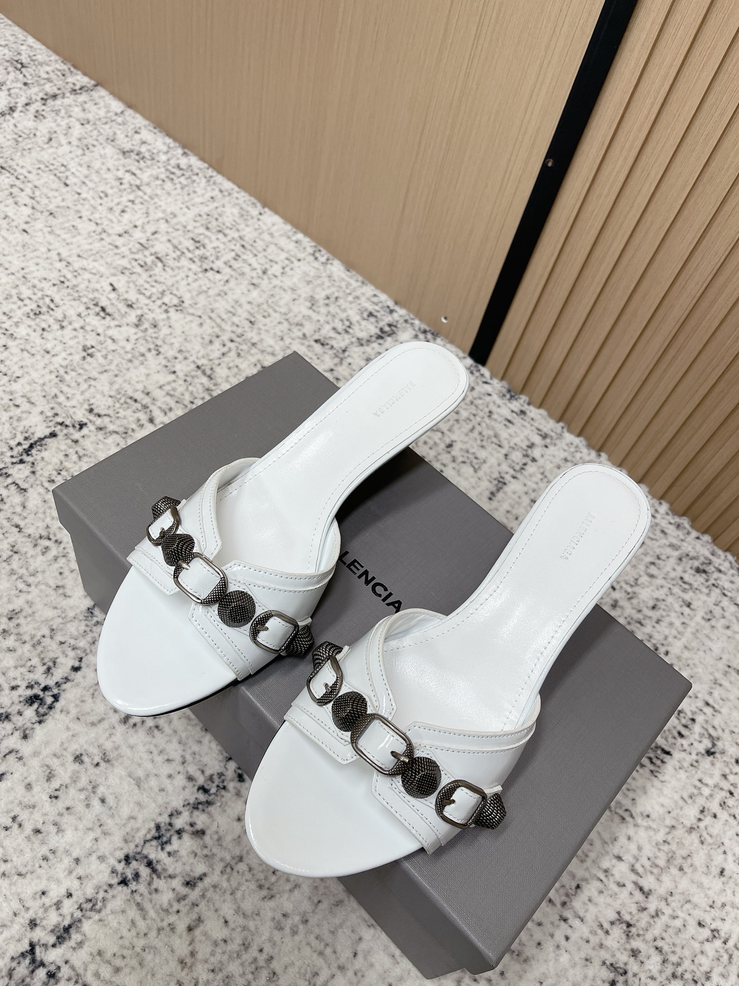 NO:788928,Top version Balenciaga BALENCA*A 2026 new metal rivet sandals series!  This pair of CAGOLE slippers is a lady's slipper with rivets on it and is super punk for the street. It's so chic. It's a hot item on INS. The original model was purchased and the original cowhide is customized for the upper. The cowhide-edged outsole is fully hand-locked with metal rivets. All materials are consistent with the original craftsmanship and full of texture. Italian leather outsole size 35-42 (customized at 40.41.42), high-heeled shoes and slippers, balenciaga, balenciaga, high  heels,slippers,cowhide,Leather soles19860909顶级版本 巴黎世家 BALENCA*A 2026新款金属铆钉凉拖鞋系列！这双CAGOLE拖鞋鞋型是淑女拖鞋上面的铆钉又超级朋克街头简直太别致了 INS爆款 原版购入开模,定制鞋面原版牛皮,牛皮包边大底 全手工锁金属铆钉打造 所有的材质与工艺原版一致 质感满满 意大利真皮大底 size35-42（40.41.42定制）,高跟鞋拖鞋,balenciaga,balenciaga,high heels,slippers,cowhide,Leather soles,Women's Shoes