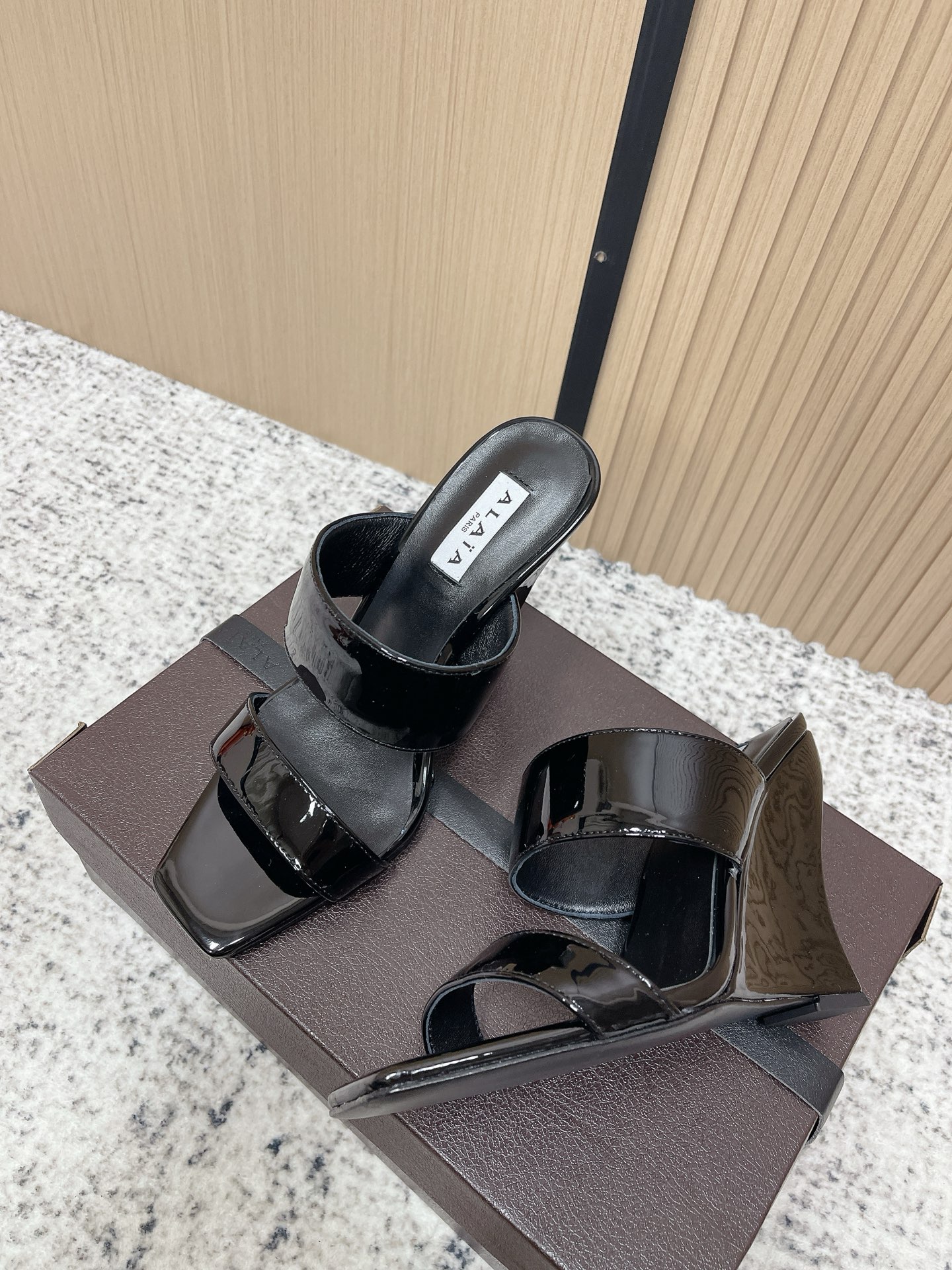Unknown 26ss春夏新款ALAIA阿莱亚 方头绒面/漆面立方体坡跟穆勒鞋大金链扣两带高跟半拖鞋坡跟凉拖鞋