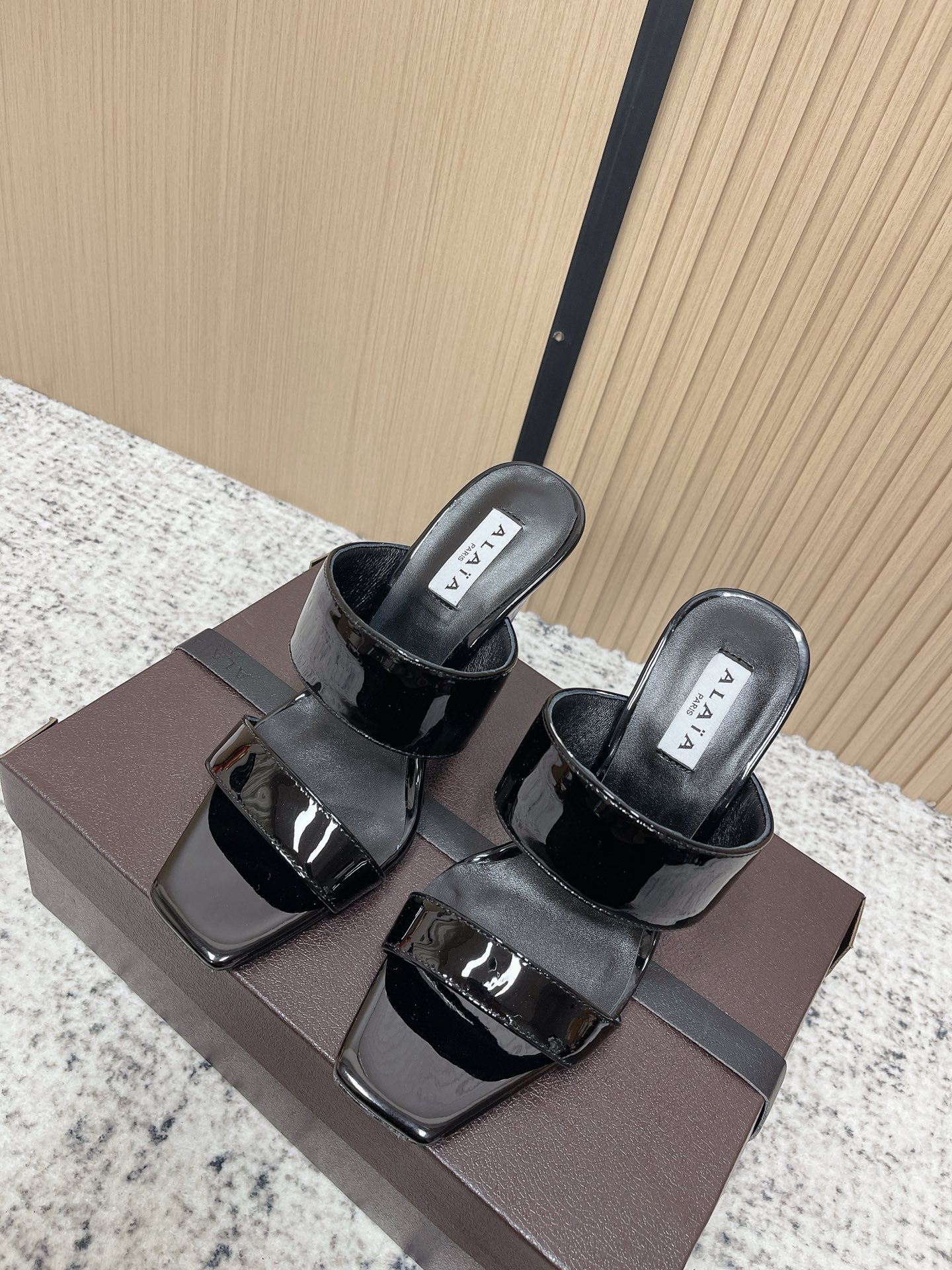 Unknown 26ss春夏新款ALAIA阿莱亚 方头绒面/漆面立方体坡跟穆勒鞋大金链扣两带高跟半拖鞋坡跟凉拖鞋