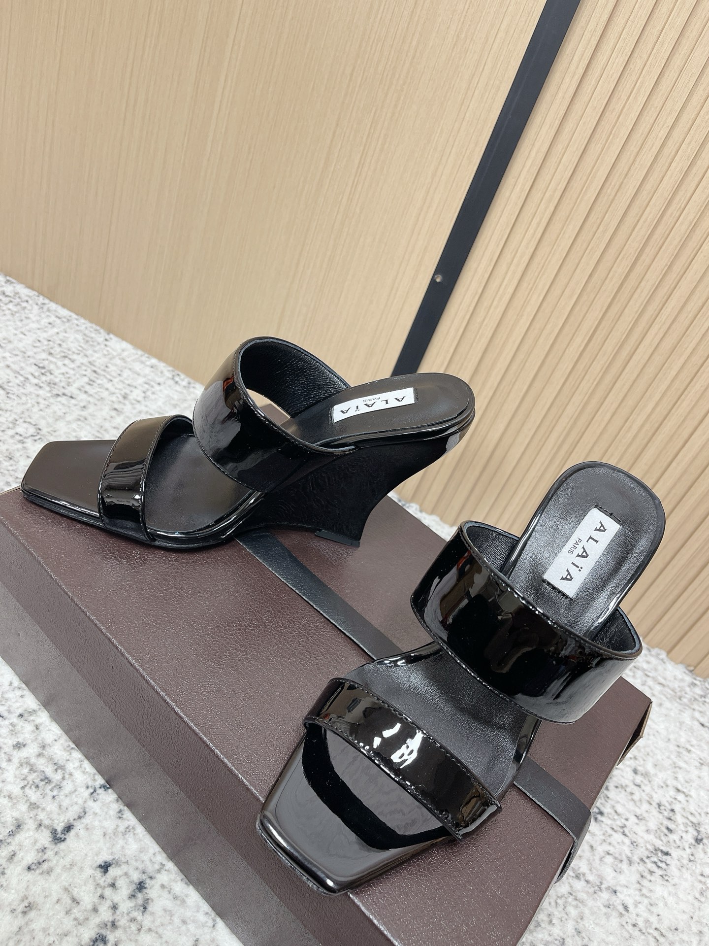 Unknown 26ss春夏新款ALAIA阿莱亚 方头绒面/漆面立方体坡跟穆勒鞋大金链扣两带高跟半拖鞋坡跟凉拖鞋