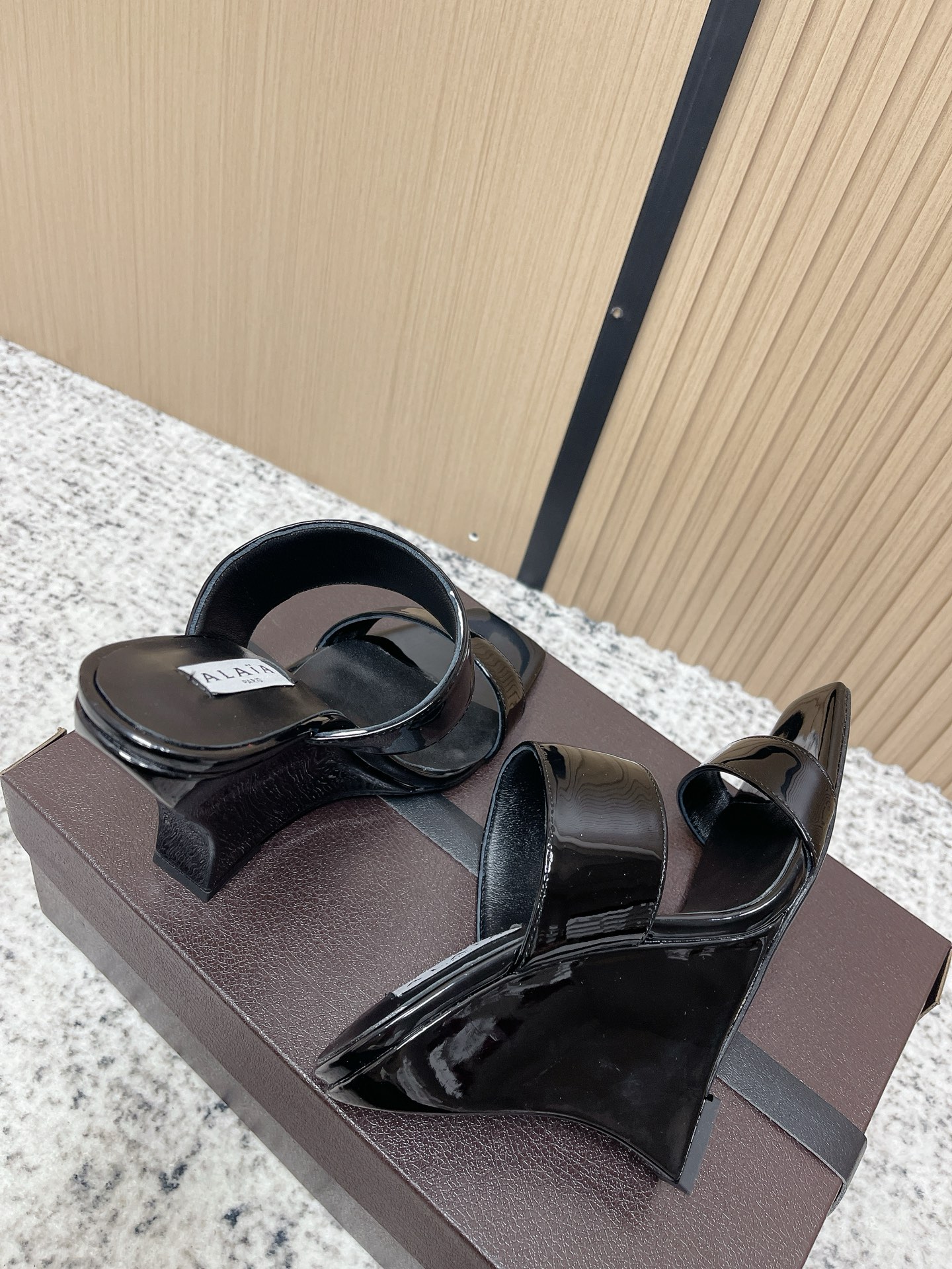 Unknown 26ss春夏新款ALAIA阿莱亚 方头绒面/漆面立方体坡跟穆勒鞋大金链扣两带高跟半拖鞋坡跟凉拖鞋