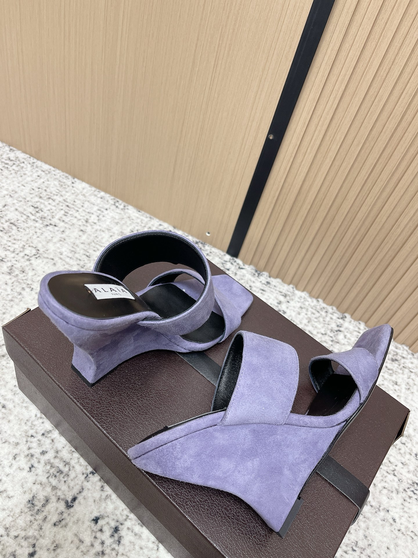 Unknown 26ss春夏新款ALAIA阿莱亚 方头绒面/漆面立方体坡跟穆勒鞋大金链扣两带高跟半拖鞋坡跟凉拖鞋