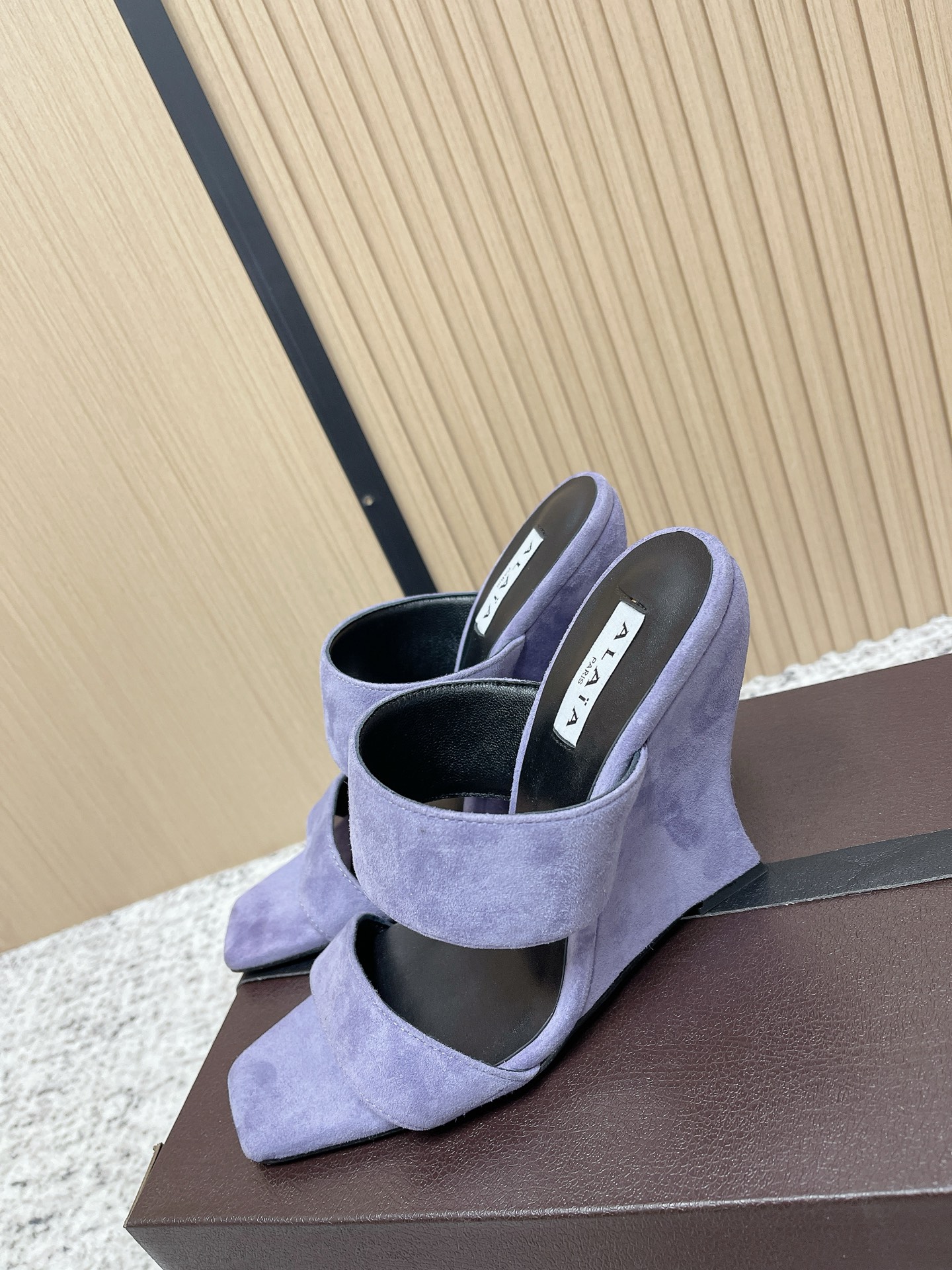 Unknown 26ss春夏新款ALAIA阿莱亚 方头绒面/漆面立方体坡跟穆勒鞋大金链扣两带高跟半拖鞋坡跟凉拖鞋