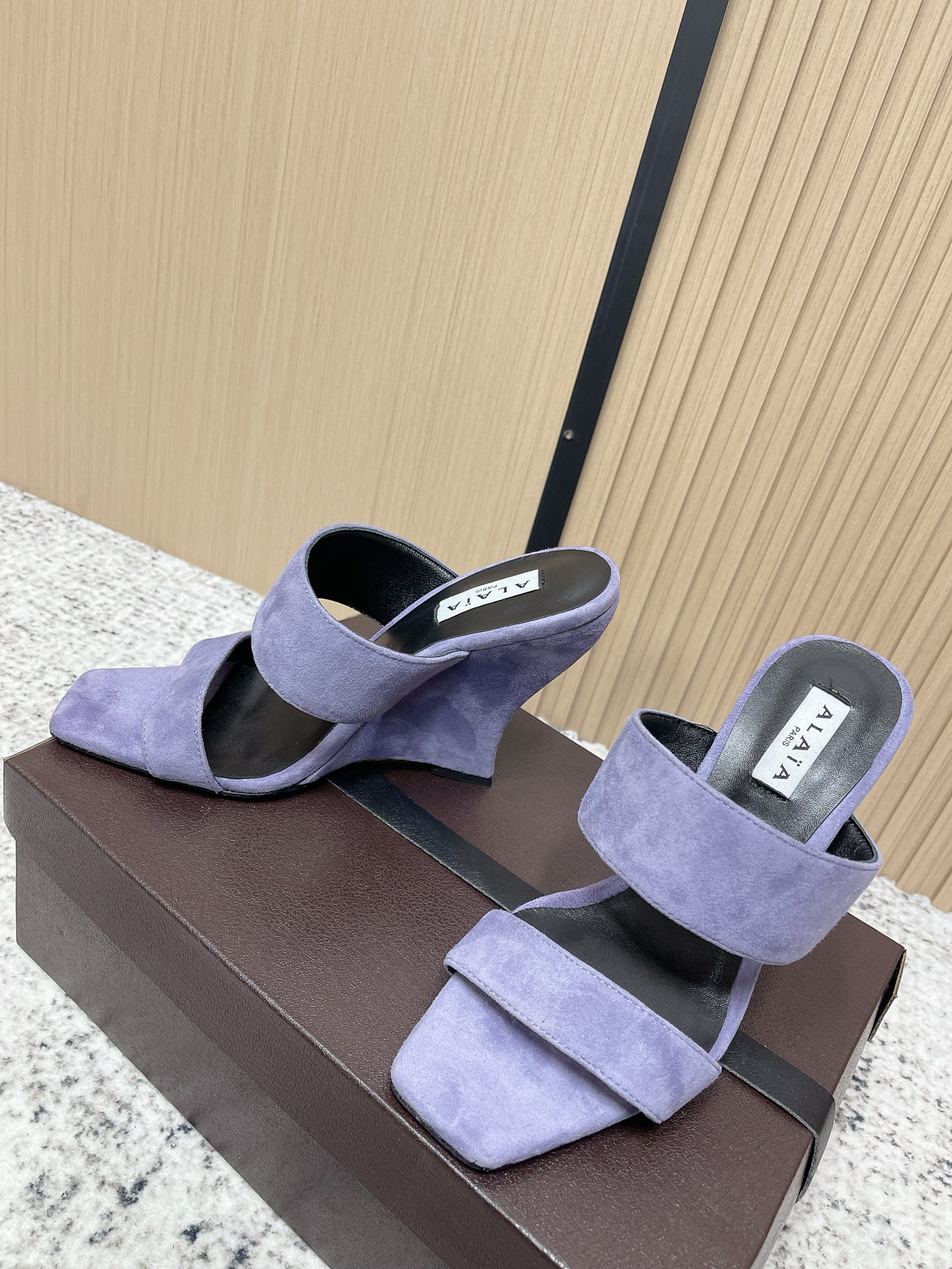 Unknown 26ss春夏新款ALAIA阿莱亚 方头绒面/漆面立方体坡跟穆勒鞋大金链扣两带高跟半拖鞋坡跟凉拖鞋