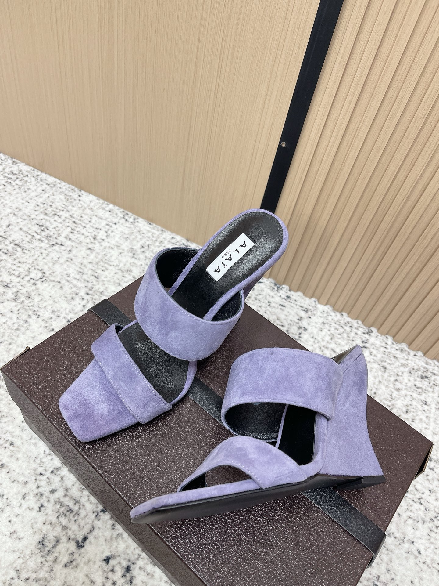 Unknown 26ss春夏新款ALAIA阿莱亚 方头绒面/漆面立方体坡跟穆勒鞋大金链扣两带高跟半拖鞋坡跟凉拖鞋