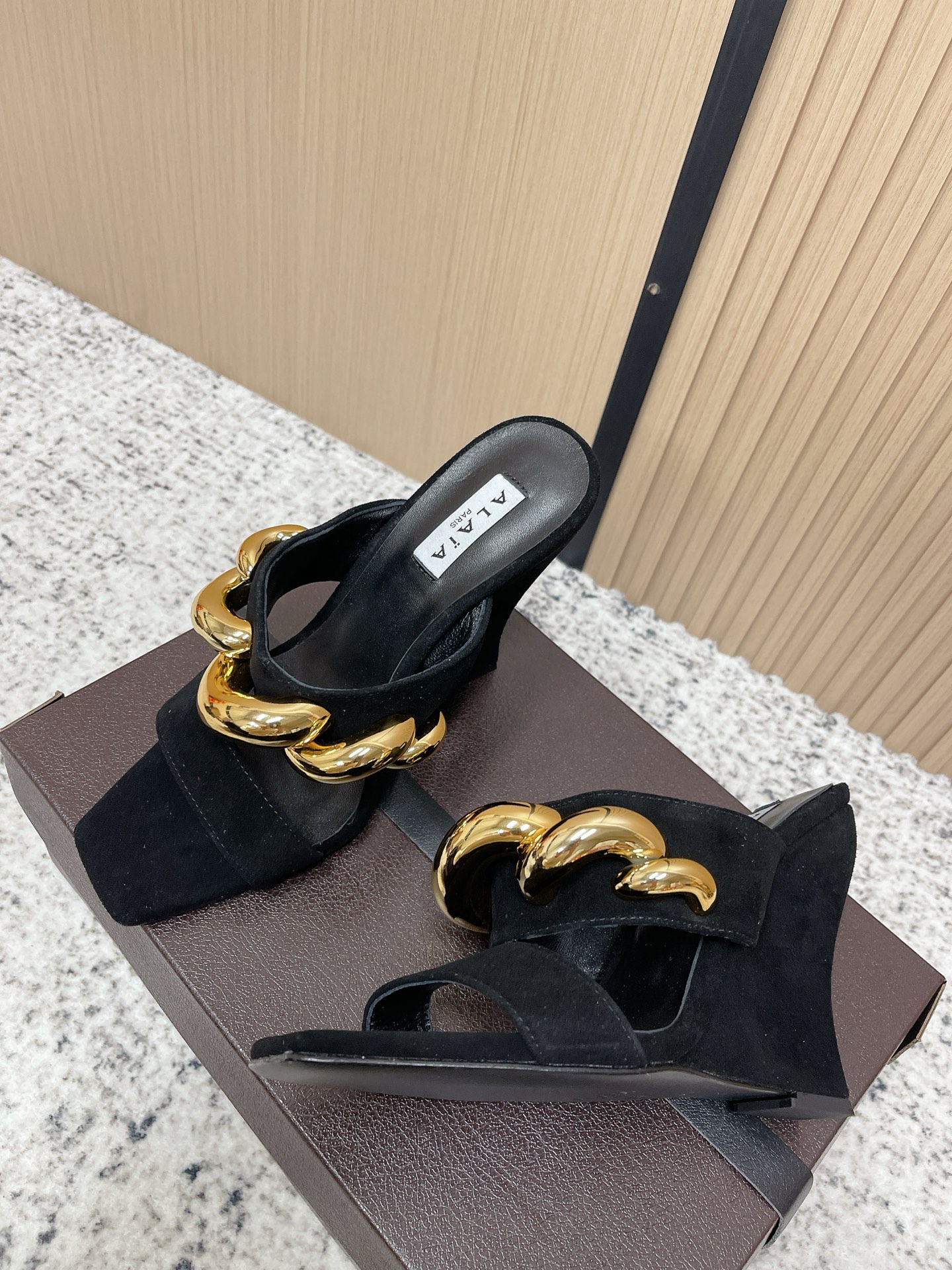 Unknown 26ss春夏新款ALAIA阿莱亚 方头绒面/漆面立方体坡跟穆勒鞋大金链扣两带高跟半拖鞋坡跟凉拖鞋