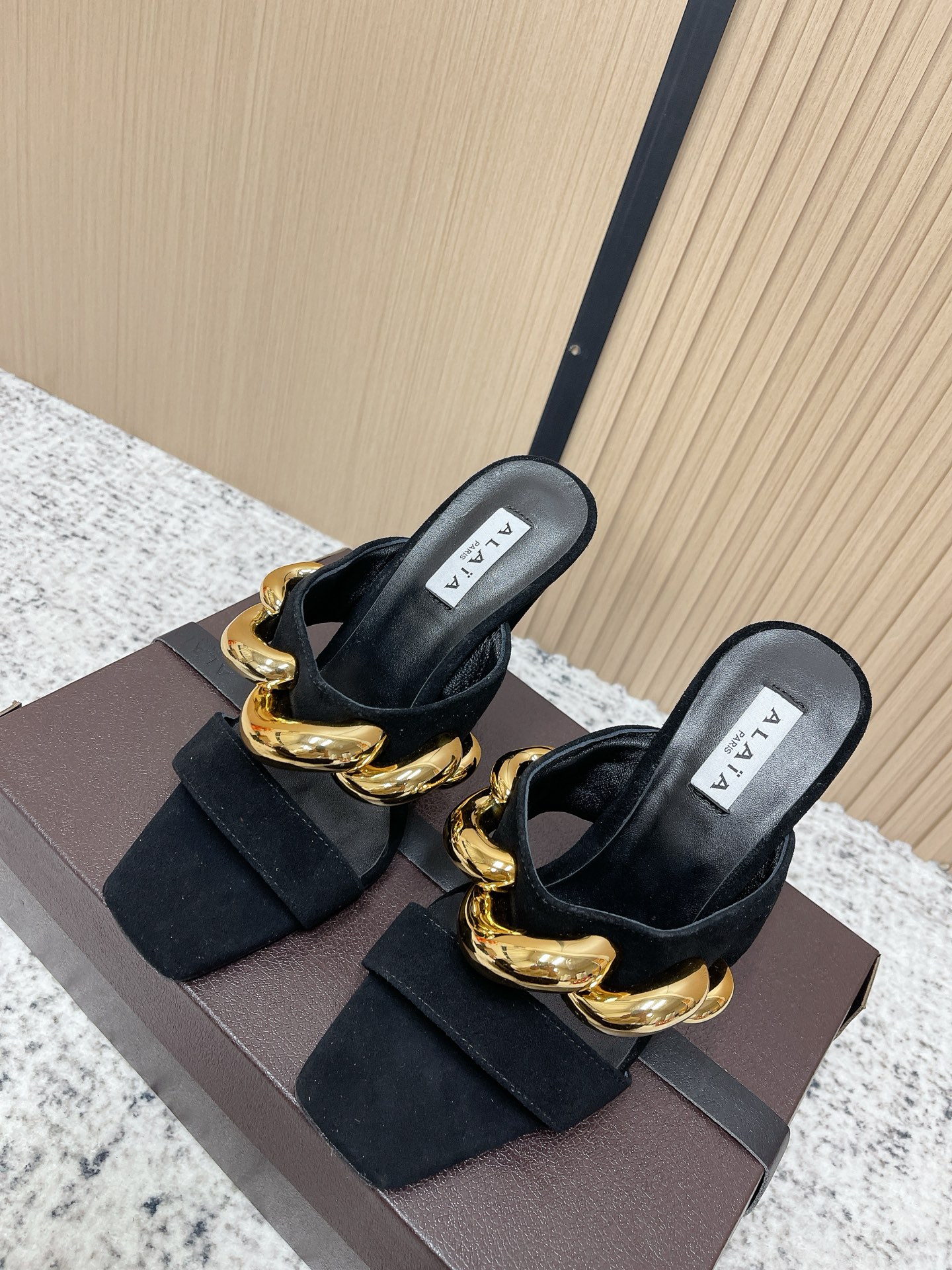 Unknown 26ss春夏新款ALAIA阿莱亚 方头绒面/漆面立方体坡跟穆勒鞋大金链扣两带高跟半拖鞋坡跟凉拖鞋