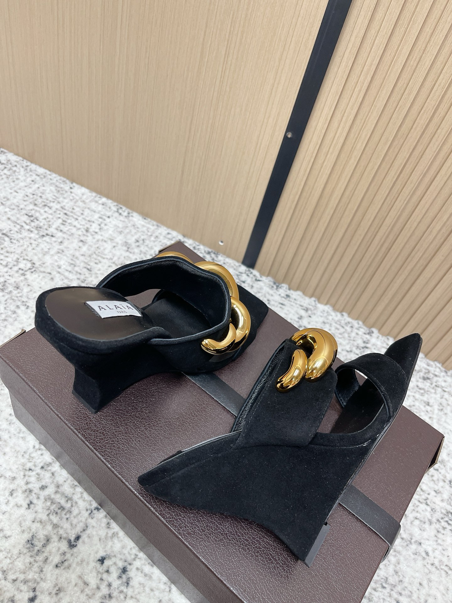 Unknown 26ss春夏新款ALAIA阿莱亚 方头绒面/漆面立方体坡跟穆勒鞋大金链扣两带高跟半拖鞋坡跟凉拖鞋