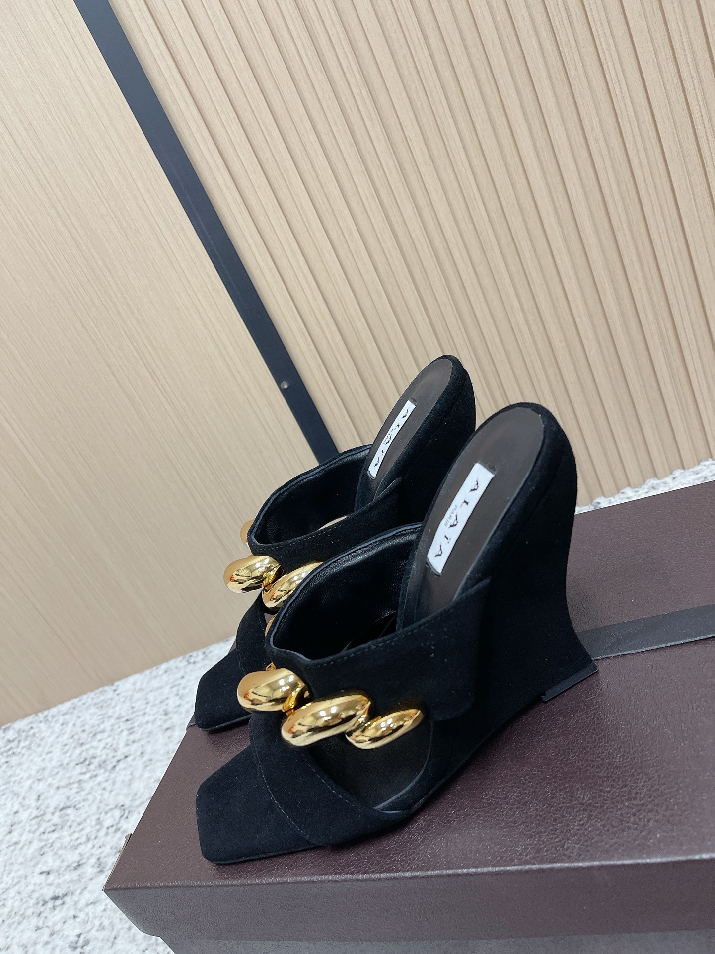 Unknown 26ss春夏新款ALAIA阿莱亚 方头绒面/漆面立方体坡跟穆勒鞋大金链扣两带高跟半拖鞋坡跟凉拖鞋