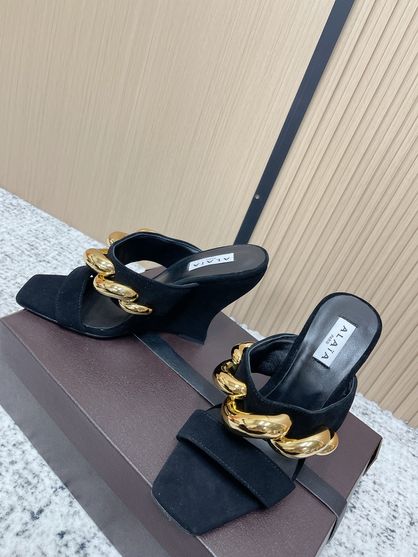 Unknown 26ss春夏新款ALAIA阿莱亚 方头绒面/漆面立方体坡跟穆勒鞋大金链扣两带高跟半拖鞋坡跟凉拖鞋