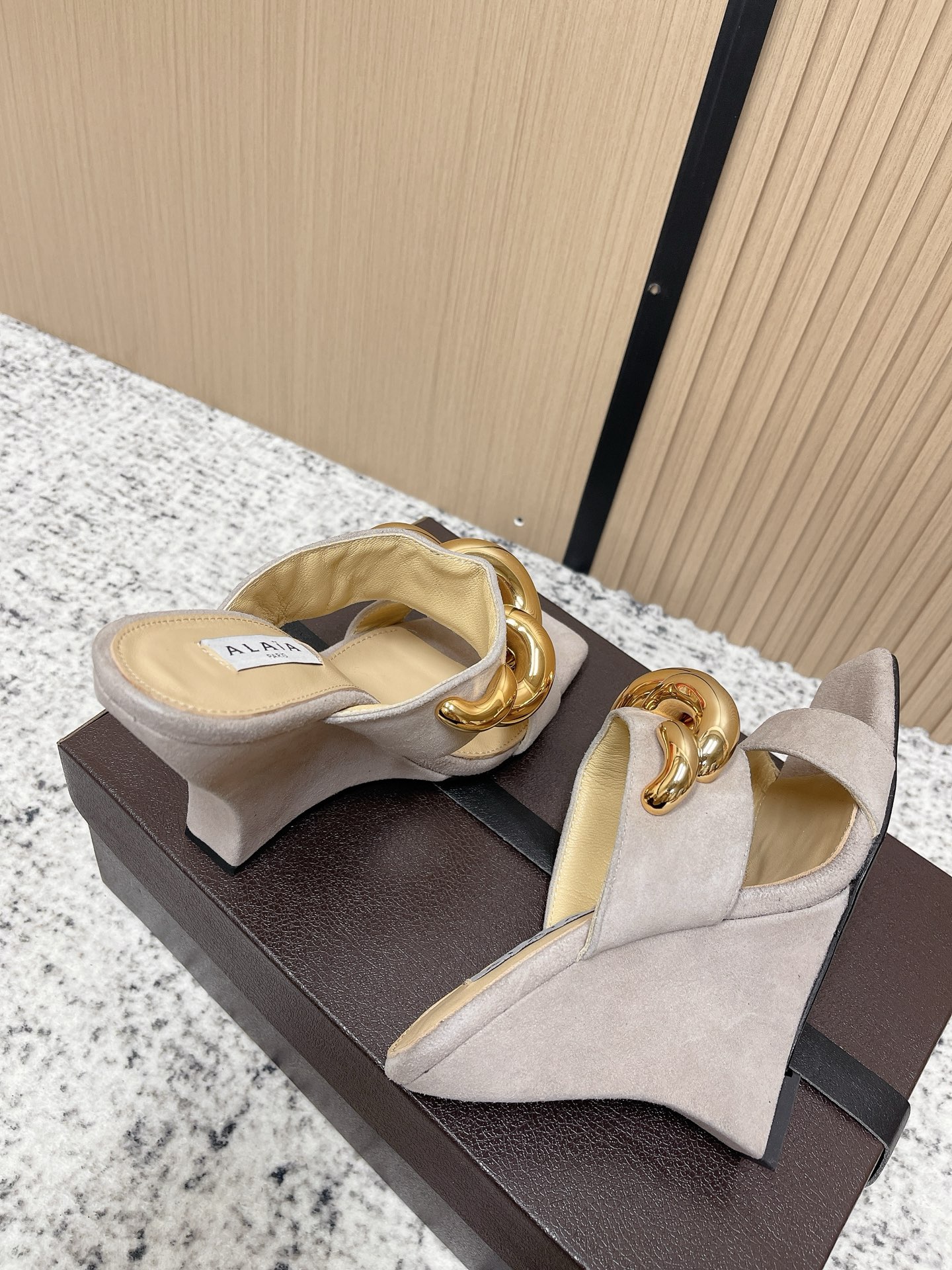 Unknown 26ss春夏新款ALAIA阿莱亚 方头绒面/漆面立方体坡跟穆勒鞋大金链扣两带高跟半拖鞋坡跟凉拖鞋