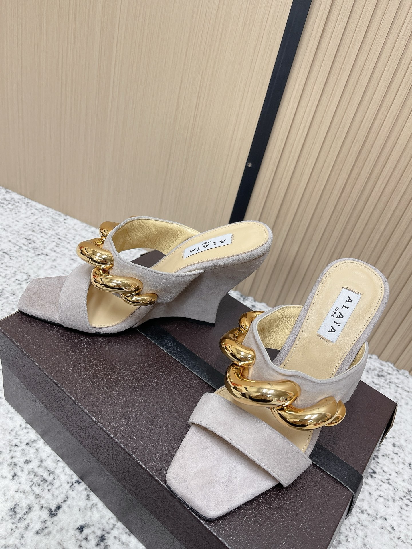 Unknown 26ss春夏新款ALAIA阿莱亚 方头绒面/漆面立方体坡跟穆勒鞋大金链扣两带高跟半拖鞋坡跟凉拖鞋