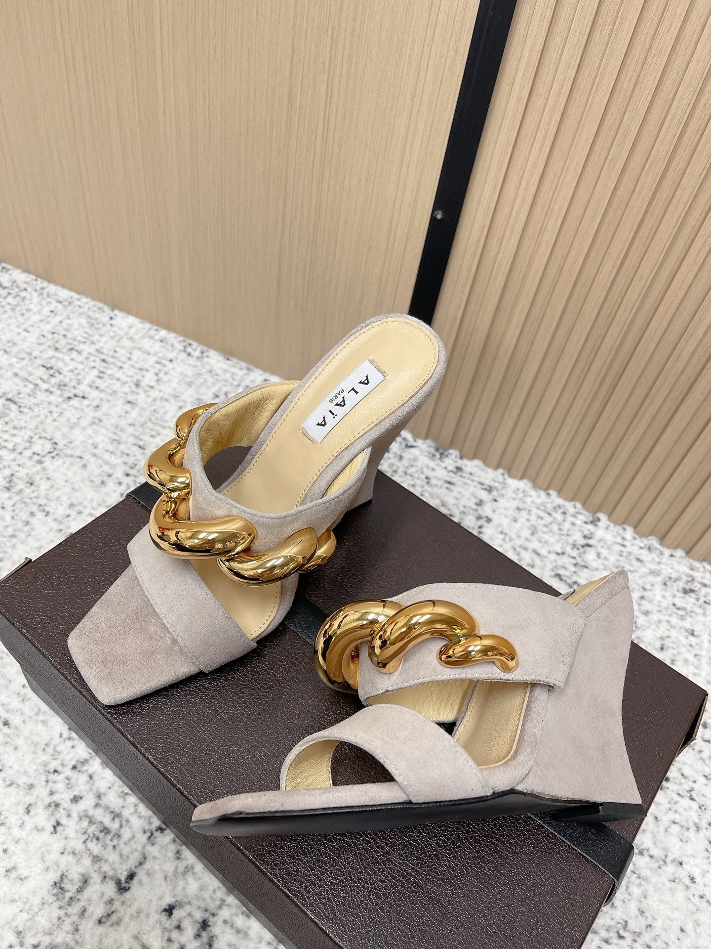 Unknown 26ss春夏新款ALAIA阿莱亚 方头绒面/漆面立方体坡跟穆勒鞋大金链扣两带高跟半拖鞋坡跟凉拖鞋