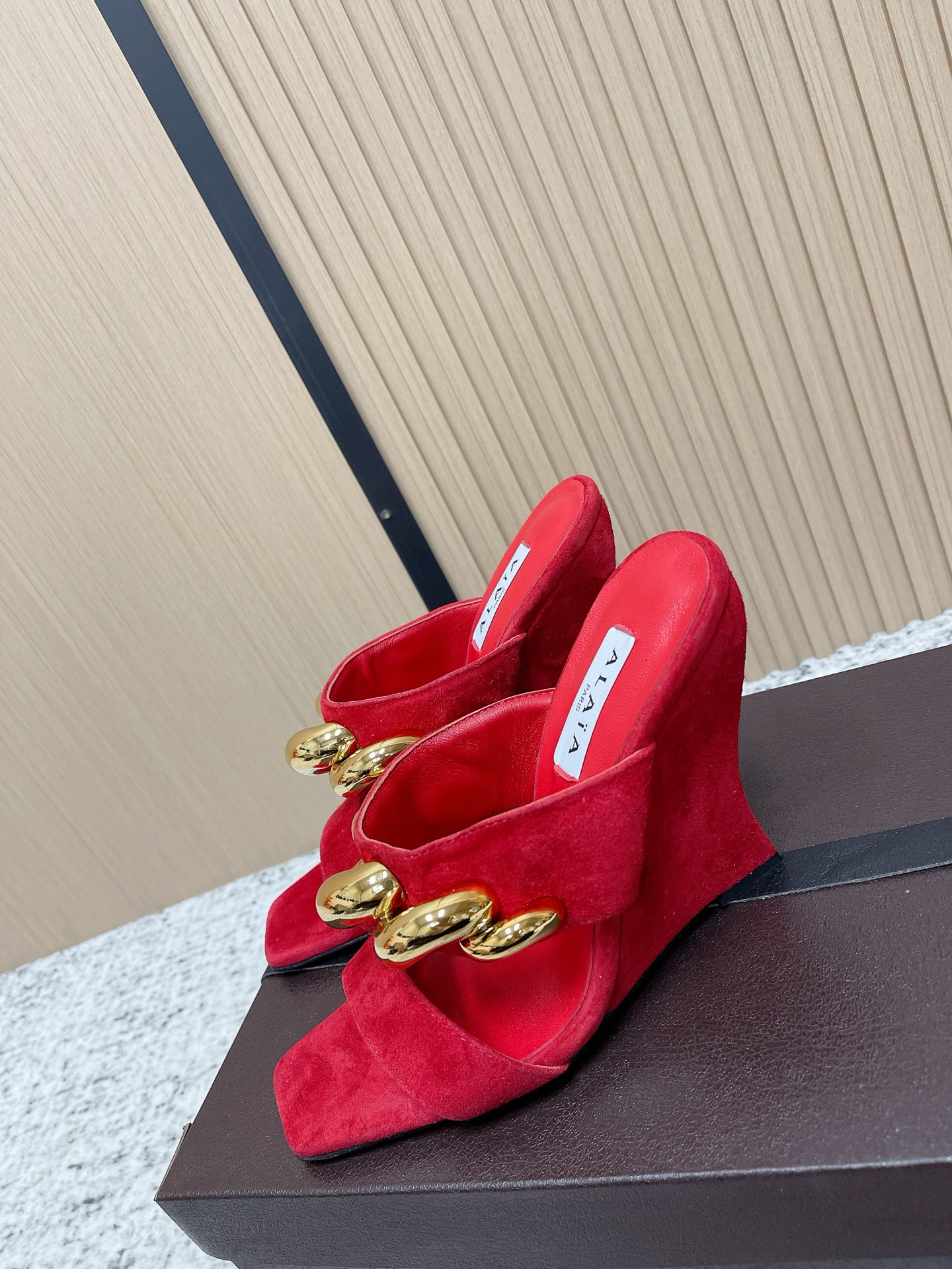 Unknown 26ss春夏新款ALAIA阿莱亚 方头绒面/漆面立方体坡跟穆勒鞋大金链扣两带高跟半拖鞋坡跟凉拖鞋