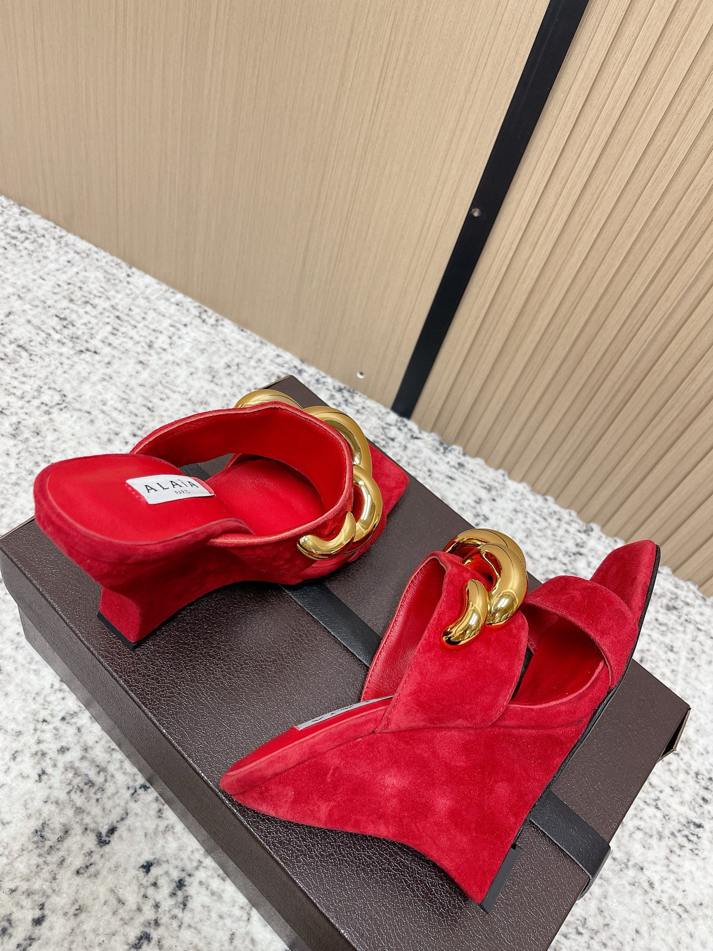 Unknown 26ss春夏新款ALAIA阿莱亚 方头绒面/漆面立方体坡跟穆勒鞋大金链扣两带高跟半拖鞋坡跟凉拖鞋