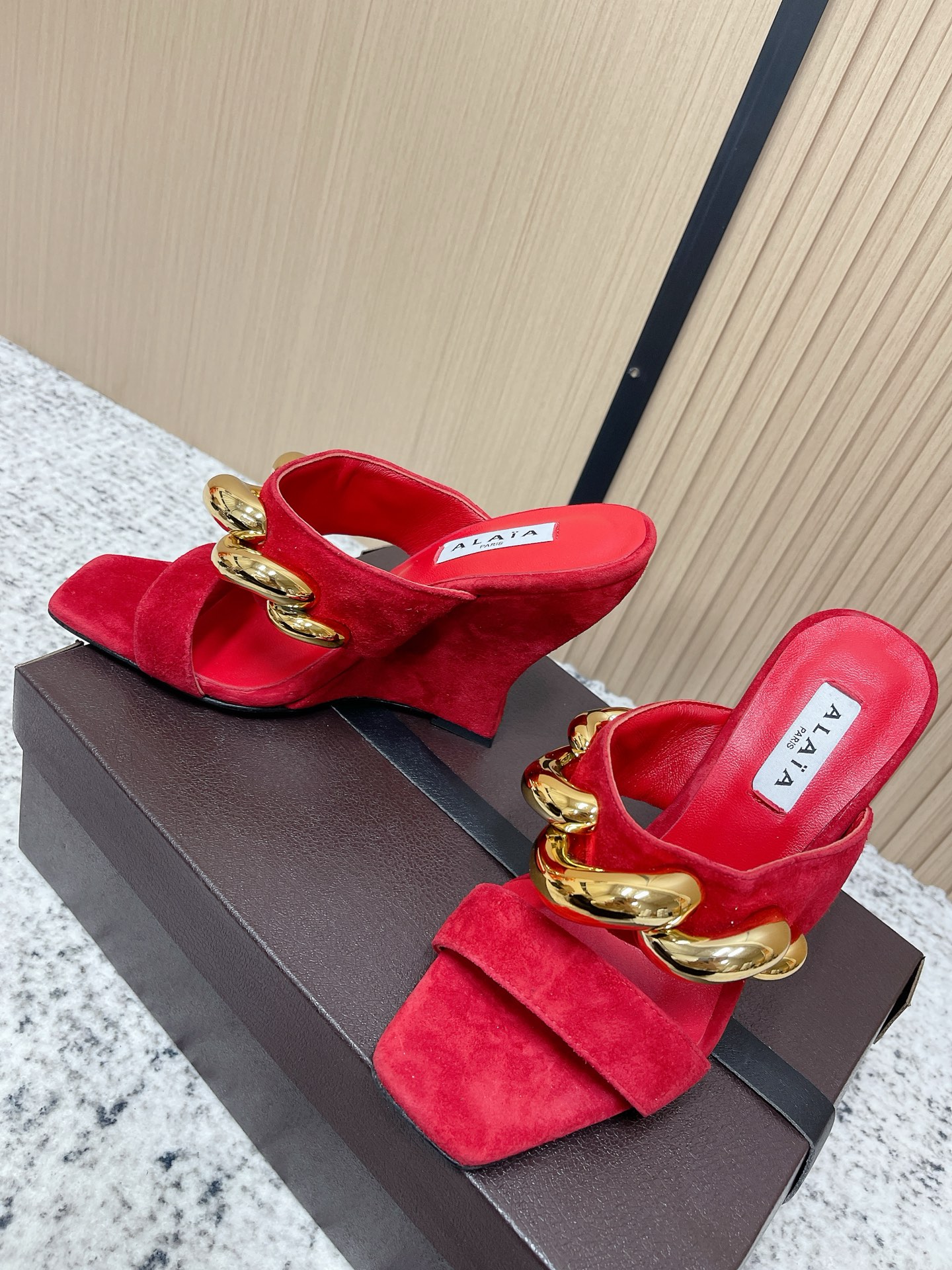 Unknown 26ss春夏新款ALAIA阿莱亚 方头绒面/漆面立方体坡跟穆勒鞋大金链扣两带高跟半拖鞋坡跟凉拖鞋