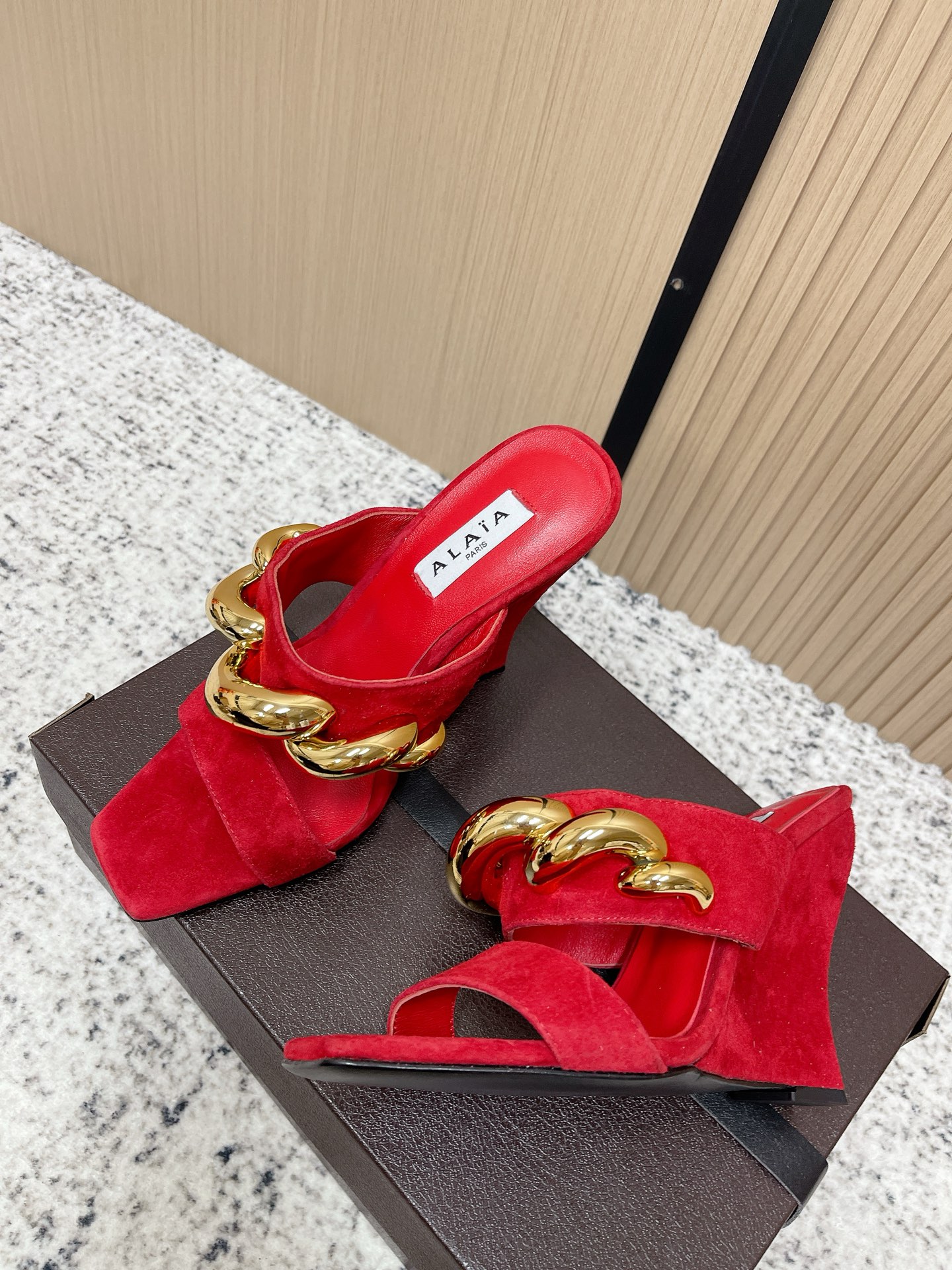 Unknown 26ss春夏新款ALAIA阿莱亚 方头绒面/漆面立方体坡跟穆勒鞋大金链扣两带高跟半拖鞋坡跟凉拖鞋