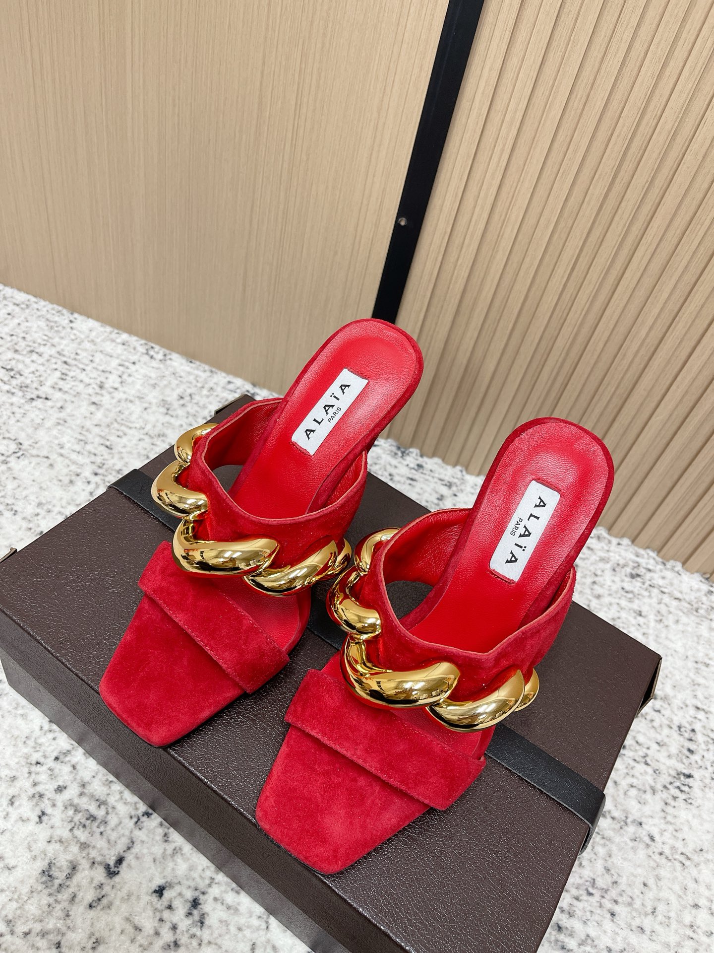 NO:788916,Top version 26ss spring and summer new model ALAIA ALAIA square-toe suede/painted cube wedge mules with large gold chain buckle two-strap high-heeled half-slippers wedge-heeled sandals custom-made sheepskin leather/cow patent leather uppers foot pad sheepskin sole original open-molded injection molded leather outsole heel height 9.5cm code number 35-39 (40.41. Customized non-returnable), high-heeled shoes and slippers, alaia, high  heels,slippers,sheepskin,sheep,Leather soles19860909顶级版本 26ss春夏新款ALAIA阿莱亚 方头绒面/漆面立方体坡跟穆勒鞋大金链扣两带高跟半拖鞋坡跟凉拖鞋 鞋面定制羊猄皮/牛漆皮 内里垫脚羊皮 鞋底原版开模注塑真皮大底 跟高9.5cm 码数35-39（40.41.定做不退换）,高跟鞋拖鞋,alaia,high heels,slippers,sheepskin,sheep,Leather soles,Women's Shoes