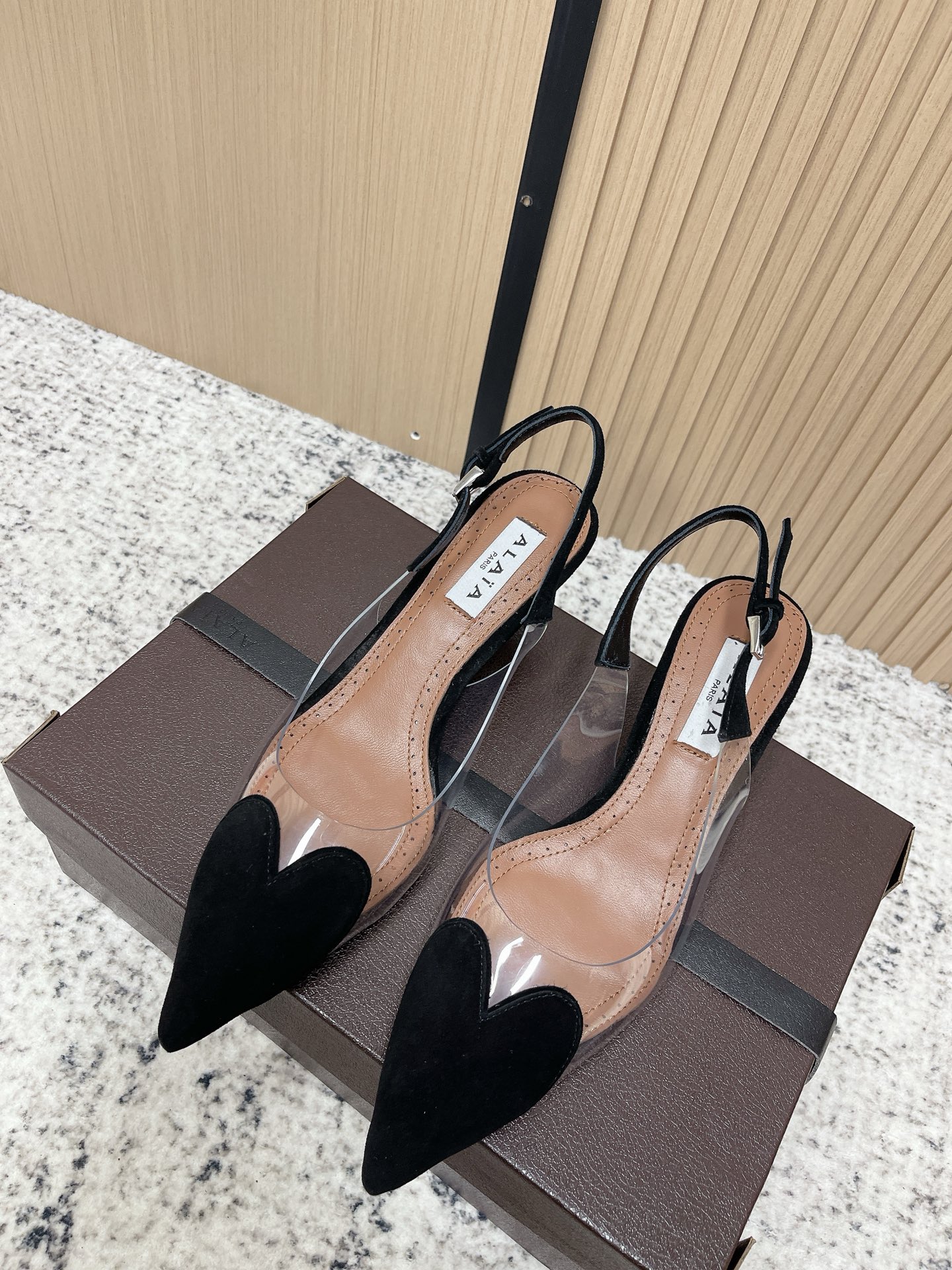 NO:788920,The top version of ALAA2026 spring and summer HighLove wedge mules, iconic love toe + transparent PVC splicing, highly recognizable! The combination of patent leather and nude transparent material is visually light, and the wedge design elongates the leg line, making it more stable to wear. Whether it is a skirt or trousers, it can easily create a fashionable atmosphere. It is one of the brand's classic masterpieces! The fabric is imported cow patent leather, the lining is imported sheepskin, the outsole is imported genuine leather outsole from Italy, and the heel height is 5.5/9.5 cm. Size 35-39 (40.41 custom-made, non-refundable), high heels and sandals, sandals, high heels, skirts, sheepskin, Leather soles19860909顶级版本 ALAA2026 春夏HighLove坡跟穆勒鞋 标志性爱心鞋头+透明PVC拼接,辨识度超高!漆皮与裸色透明材质结合,视觉轻盈,坡跟设计拉长腿部线条,穿着更稳 .无论裙装还是裤装,都能轻松打造时髦氛围,是品牌经典代表作之一! 面料进口牛漆皮 內里垫脚进口羊皮 大底意大利进口真皮大底 跟高5.5/9.5 cm 码数35-39（40.41订做不退换）,高跟鞋凉鞋,sandals,high heels,skirts,sheepskin,Leather soles,Women's Shoes