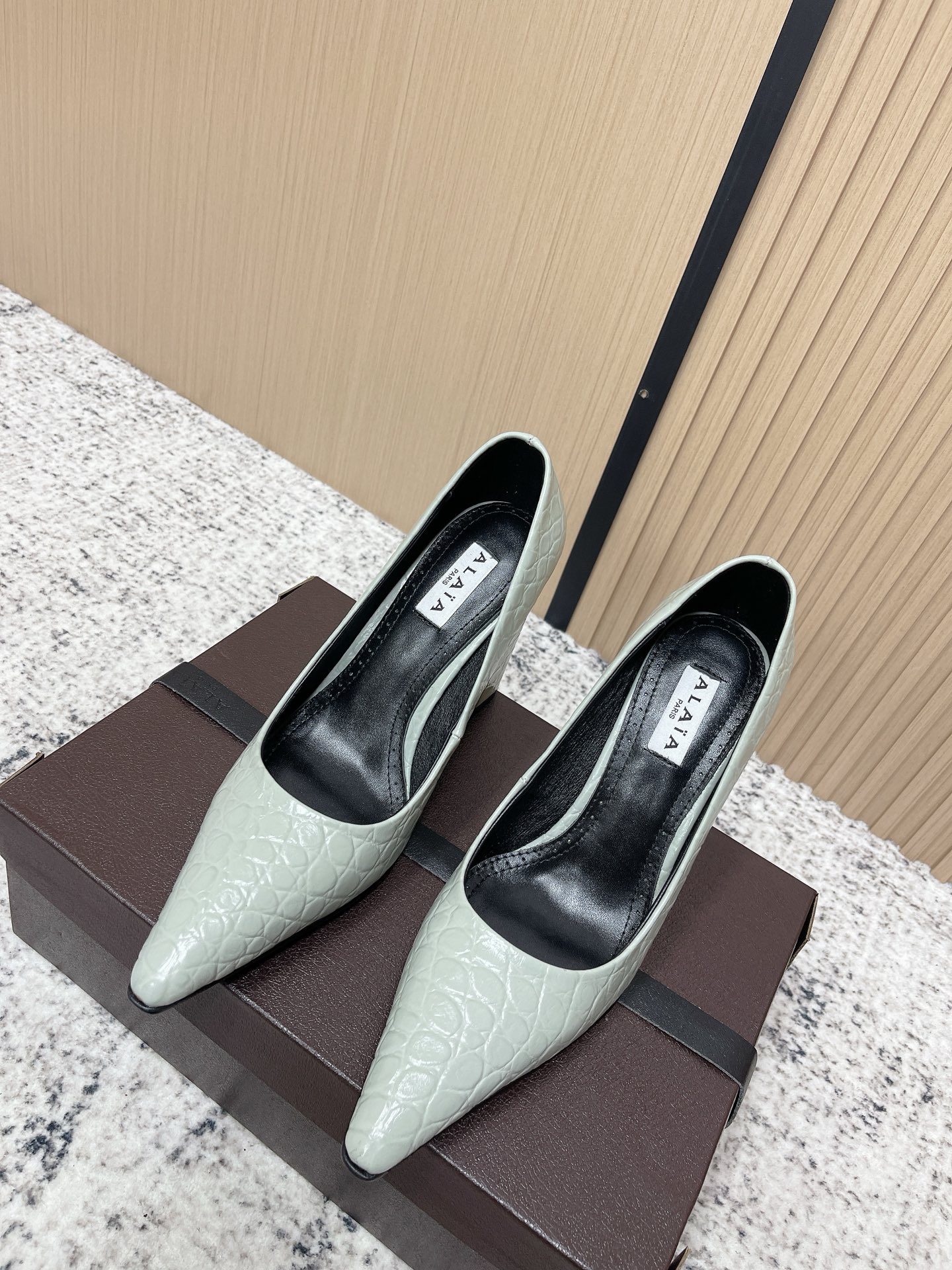 NO:788918,Top version ALAIA 2026 early spring new thick heel pointed toe women's shoes ALAIA star's same high heel color matching shoes Material upper imported crocodile pattern calfskin + water-dyed sheepskin lining + Italian genuine leather outsole Heel height: 9CM Size35-39 (40.41. Customized non-returnable), high-heeled shoes, alaia, high heels, cowhide, sheepskin, Leather soles19860909顶级版本 阿莱亚2026早春新款粗跟尖头女鞋 ALAIA明星同款高跟拼色单鞋 材质鞋面进口鳄鱼纹小牛皮+水染羊皮内里+ 意大利真皮大底 跟高:9CM Size35-39（40.41.定制不退换）,高跟鞋单鞋,alaia,high heels,cowhide,sheepskin,Leather soles,Women's Shoes