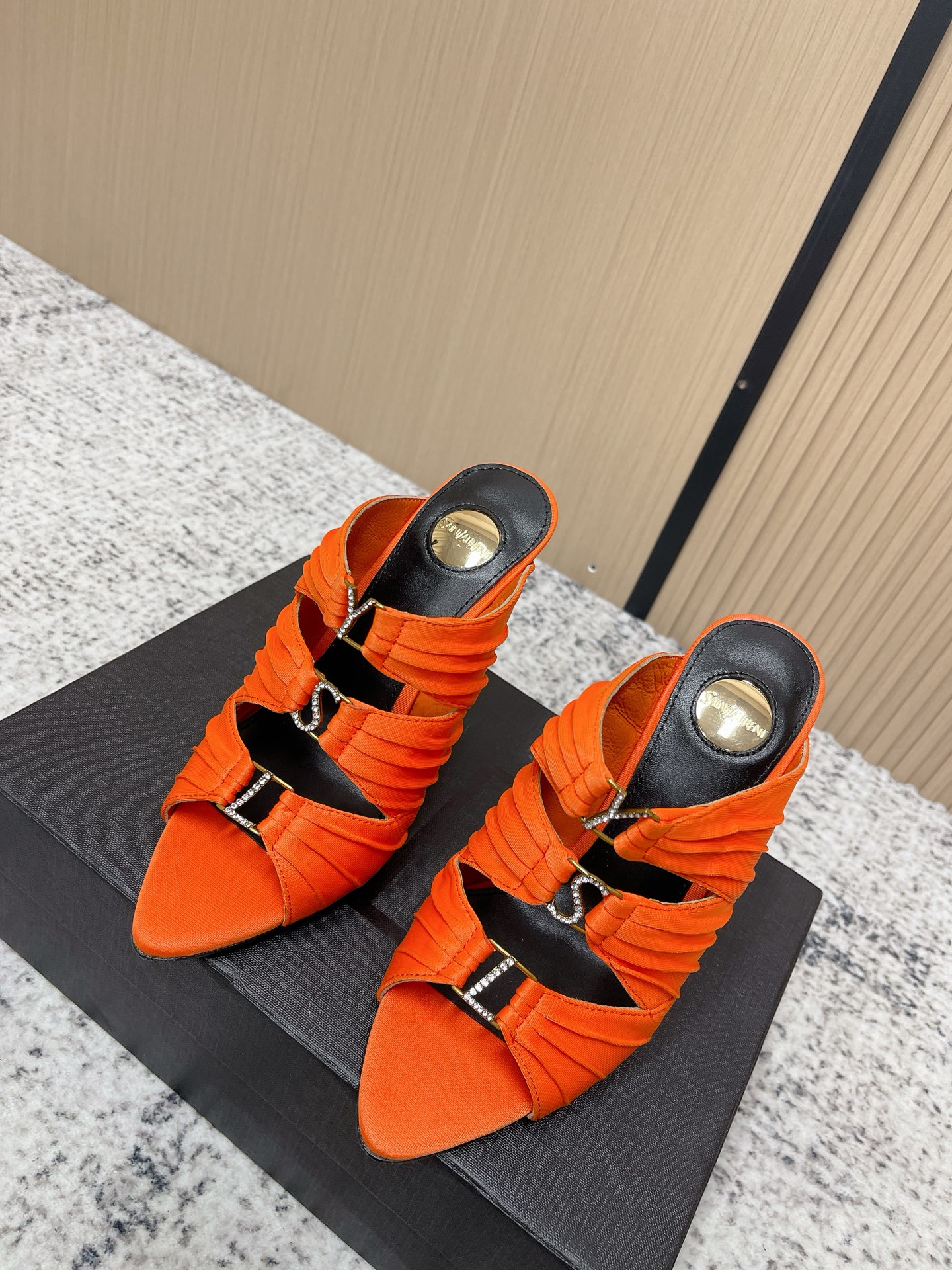 NO:788905,The top version of Saint Laurent YSL Logo high-heeled shoes and YSL catwalk high-heeled shoes can be matched with various small skirts. It doesn’t matter the shape of your feet at all. YSL Logo heels are particularly beautiful!  Under the illumination of the light, the illusion of color appears. It is so beautiful that the whiteness of the upper toes makes people look head-high!  Unleash the infinite elegance and charm and explore more high-heeled shoes!  Fabric cow patent leather/silk, lining sheepskin, outsole, genuine leather outsole, size 35-39 (customized 40/41), high heels and slippers, saint laurent, saint laurent, saint laurent, high heels, slippers, skirts, sheepskin, real silk, Leather soles19860909顶级版本 Saint Laurent 圣罗兰YSL Logo高跟鞋拖 Ysl走秀款高跟鞋 各种小裙子搭配起来 完全不挑脚型哦 Ysl Logo跟特别好看！在光线的照耀下呈现幻彩 真的美的过分 上脚显白的让人上头！释放无限优雅魅力 探索更多臻选高跟鞋！ 面料牛漆皮/真丝 内里羊皮 大底真皮大底 码数35-39（40/41定制）,高跟鞋拖鞋,saint laurent,saint laurent,saint laurent,high heels,slippers,skirts,sheepskin,real silk,Leather soles,Women's Shoes