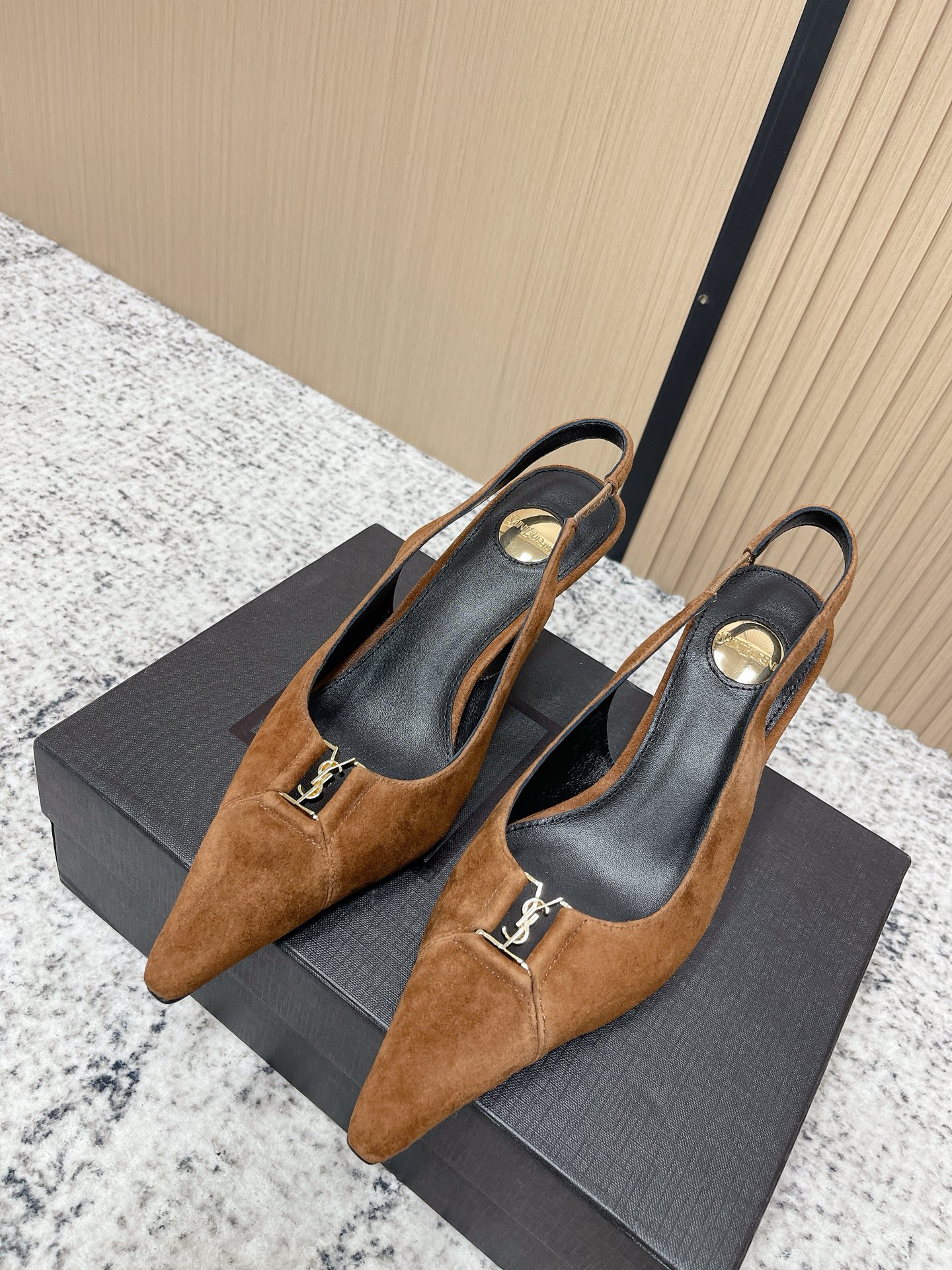 NO:788914,Top version YSL Saint Laurent - SS2026 early spring new summer new catwalk high-heeled sandals spring and summer series square buckle high-heeled sandals!  Pointed-toe high-heeled slippers, how can we miss a pair of fairy shoes in the light summer? Paired with various small skirts, it doesn't matter the shape of the feet at all. The transparent sparkling diamonds show a phantom under the light. It is really too beautiful. The whiteness of the upper feet makes people look up!  The delicate crystal chain embellishes the delicate lines of the ankle, releasing infinite elegance. Explore more high-heeled shoes!  Fabric cowhide outsole Genuine leather outsole Size 35-39 (40.41 customized), high heels sandals, saint laurent, saint laurent, sandals, high heels, slippers, skirts, cowhide, Leather soles19860909顶级版本 YSL 圣罗兰— SS2026早春新款 夏季新品 走秀款高跟凉鞋 春夏系列后带方扣高跟凉鞋 ！ 尖头高跟拖鞋淡淡的夏日里怎么少得了一双仙女鞋 各种小裙子搭配起来 完全不挑脚型哦 通透的闪钻在光线的照耀下呈现幻彩 真的美的过分 上脚显白的让人上头！细巧水晶链饰点亮脚踝纤雅线条 释放无限优雅魅力 探索更多臻选高跟鞋！ 面料牛皮 大底真皮大底 码数35-39（40.41定制）,高跟鞋凉鞋,saint laurent,saint laurent,sandals,high heels,slippers,skirts,cowhide,Leather soles,Women's Shoes