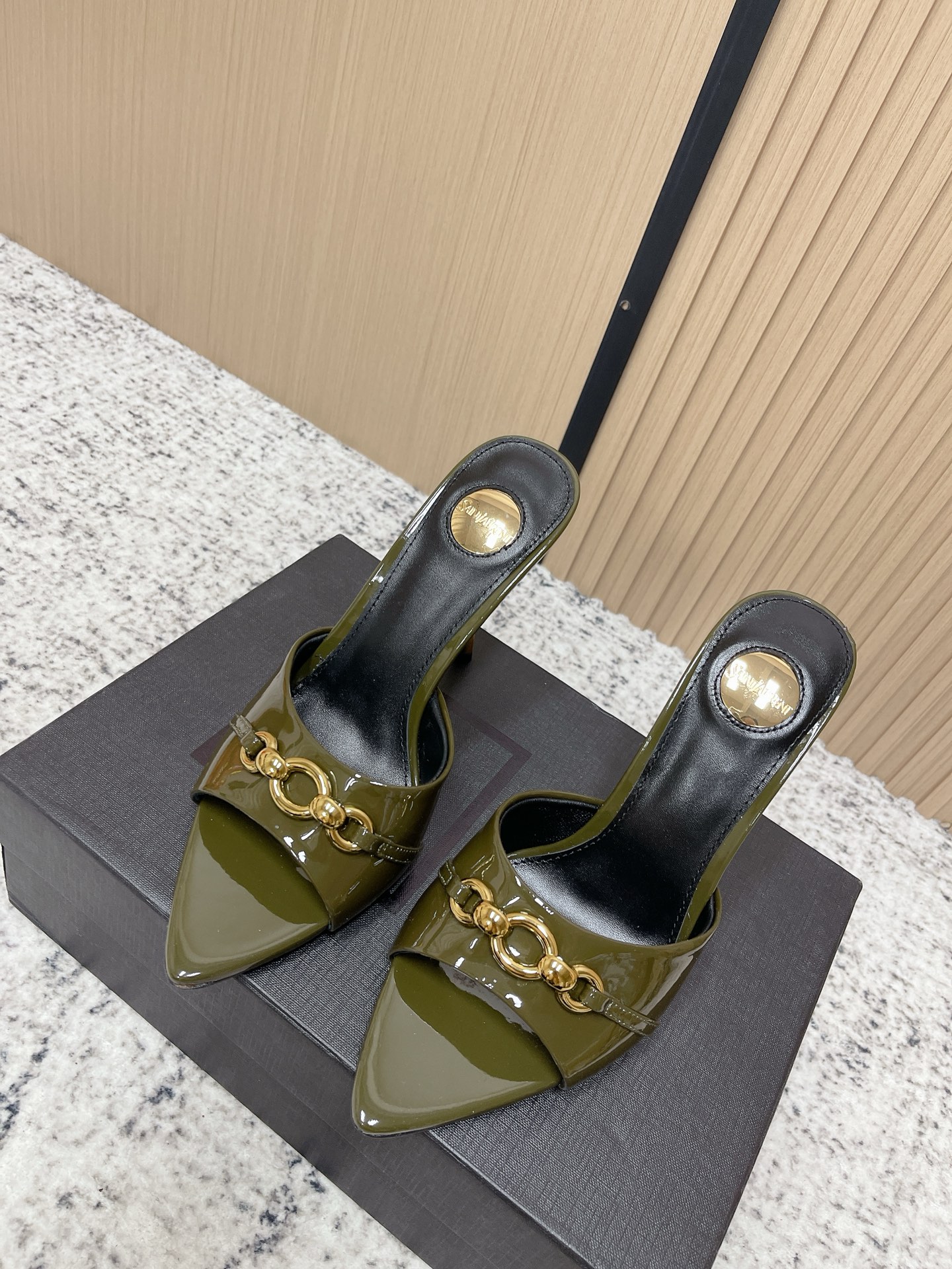 NO:788912,Top quality Saint Lauren* 26SS early spring new Saint Laurent chain pointed toe high-heeled slippers Ysl pointed toe stiletto heels are elegance engraved in DNA. The golden chain flows on the upper, like the delicacy in a retro illustrated magazine, on the feet. Every step is effortless nobility and style. Who can resist a pair of chain mules with their own aura?  The pointed toe lengthens the leg line, and the metal chain lights up the whole body. From commuting suits to date skirts, you can switch to the 'heroine' mode with one click. The complexity is eliminated, leaving only clean lines and metallic luster. The pointed toe outlines the edge, and the chain embellishes your attitude. This pair of shoes is your style statement that needs no words. The shiny patent leather + gold chain are retro and sexy, and the upper feet directly transform into 'the flower of wealth in the world', and you walk with wind!  Upper cowhide, lining sheepskin, sole Italian genuine leather outsole, heel height 7.5cm, size 35-41 (40.41 customized, non-refundable), high heels and slippers, saint laurent, saint laurent, saint laurent, high heels, slippers, skirts, business suit, cowhide, sheepskin, Leather soles19860909顶级品质 Saint Lauren* 26SS早春新款圣罗兰链条尖头高跟拖鞋 Ysl 尖头细高跟,是刻在DNA里的优雅.金色链条在鞋面流转,像把复古画报里的精致,在了脚上.每一步,都是不费力的贵气与风情.谁能拒绝一双自带气场的链条穆勒鞋？尖头拉长腿线,金属链点亮全身,从通勤西装到约会小裙,都能一键切换成“女主角”模式. 褪去繁杂,只留利落线条与金属光泽.尖头勾勒锋芒,链条点缀态度,这双鞋,是你无需多言的风格宣言.漆皮亮面+金色链条,复古又性感,上脚直接变身“人间富贵花”,走路都带风！ 鞋面牛皮 内里羊皮 鞋底意大利真皮大底 跟高7.5cm 码数35-41（40.41定制不退换）,高跟鞋拖鞋,saint laurent,saint laurent,saint laurent,high heels,slippers,skirts,business suit,cowhide,sheepskin,Leather soles,Women's Shoes