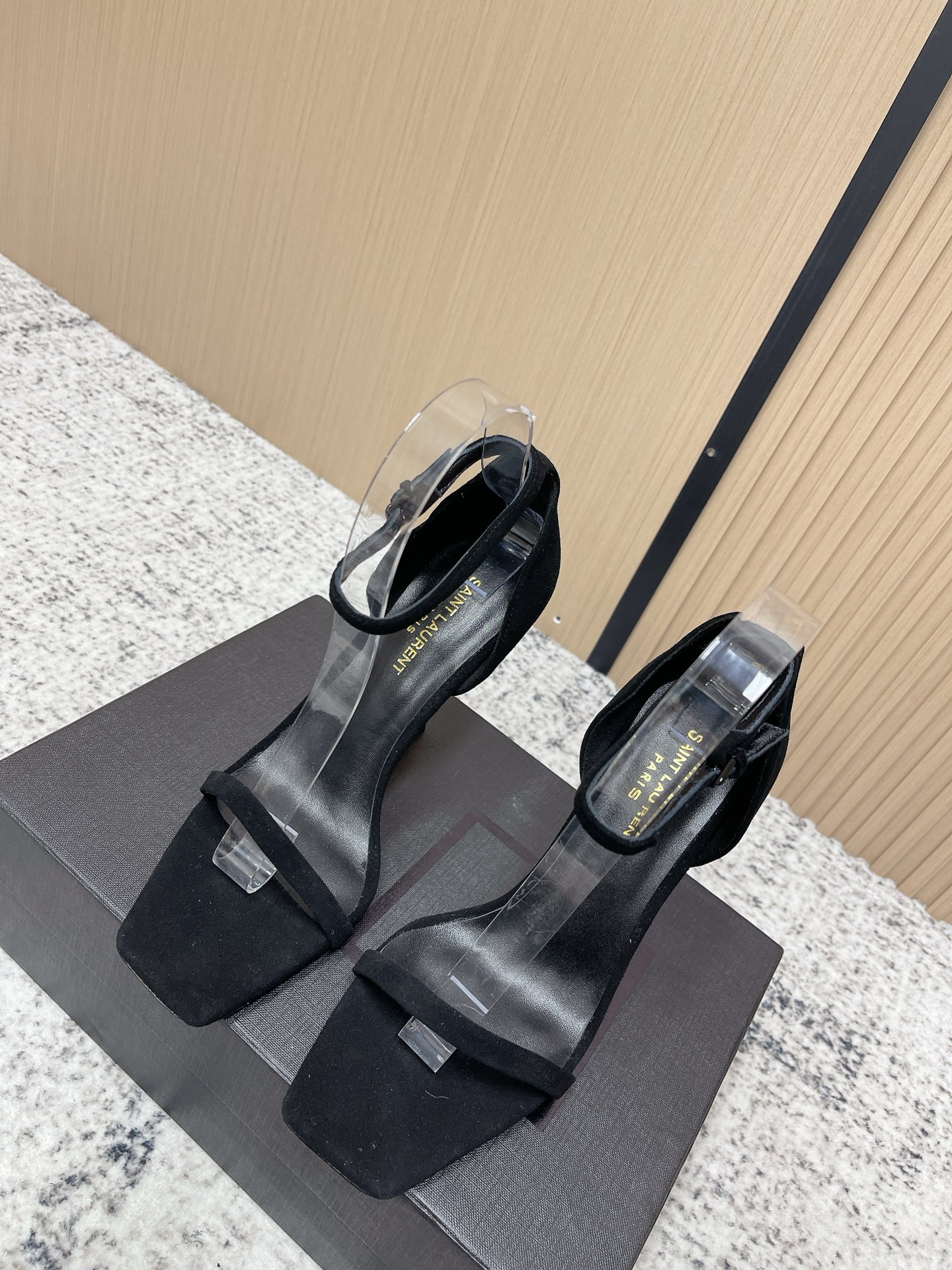 NO:788908,Top version [Saint Lauren*]-original purchase and development of Saint Laurent classic series letter metal heels!  Good products are not afraid of delays, slow work is the result of fine work, and the shipment is delayed until now for the sake of higher quality. Exclusive original mold opening and customized YSL heels. The uppers are made of imported patent leather and sheepskin. The inner pads are made of sheepskin, which is exactly the same as the original material. Italian genuine leather outsole. Heel height 11cm. Size #35-39 (40 41 can be customized and non-returnable). High-heeled sandals, saint laurent, saint  laurent,saint laurent,sandals,high heels,sheepskin,leather soles19860909顶级版本【Saint Lauren*】-原版购入开发圣罗兰经典系列字母金属跟高跟鞋！ 好货不怕晚,慢工出细活,为了更高的品质线硬生生拖到现在才出货, 独家原版开模定制YSL鞋跟 鞋面定制进口漆皮、羊皮制作,内里垫脚均为羊皮,跟原版材料一模一样,意大利真皮大底. 鞋跟高度11cm 码数#35-39（40 41可定制不退换）,高跟鞋凉鞋,saint laurent,saint laurent,saint laurent,sandals,high heels,sheepskin,Leather soles,Women's Shoes