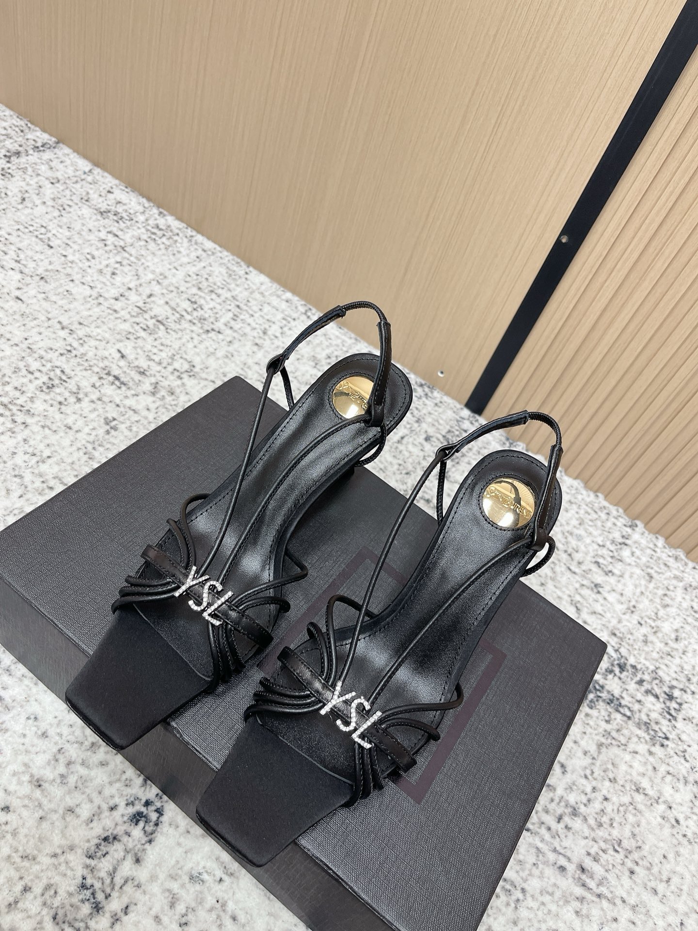 NO:788911,Purchasing-grade YSL SAINT LAURENT 2026 new sandals. It’s hard not to love these... I really like them!  Almond toe, wrapped stiletto heel design with cross straps on the front. Sisters who know something can compare. Upper Satin silk Foot pads Sheepskin Italian leather outsole Heel height 7.5cm Size 35-39 (40 41 customization is non-returnable), high heels and sandals, saint laurent, saint laurent, saint laurent, sandals, high heels, sheepskin, real silk, silk fabric, Leather  soles19860909代购级 YSL 圣罗兰 SAINT LAURENT 2026新款凉鞋 很难不爱这款啊... 真的炒鸡喜欢！ 杏仁鞋头 包裹细高跟设计正面设有交叉系带 懂货的姐妹可以 对比噢. 鞋面 绸缎真丝 垫脚 羊皮 意大利真皮大底 跟高 7.5cm 码数 35-39（40 41 定制不退换）,高跟鞋凉鞋,saint laurent,saint laurent,saint laurent,sandals,high heels,sheepskin,real silk,silk fabric,Leather soles,Women's Shoes