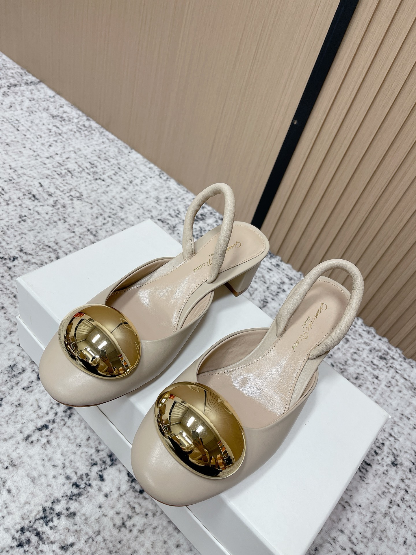 NO:788902,The top version of Gianvito Rossi metal round buckle-embellished Mary Jane low-heeled sandals. The large-sized golden metal round buckle at the toe is the visual core, with a strong luster, and has become a highly recognizable design symbol. The heelless Muller has a lazy and lazy feel, as well as the retro strap design of Mary Jane shoes, and the back strap is a practical style for commuting. The upper is made of high-quality calf leather, and the lining is often matched with soft sheepskin, taking into account texture and upper foot comfort.  Continuing the minimalist design tone of the brand, it uses solid colors as the base and is only embellished with metal buckles, which is simple but exquisite. Adhering to hand-made in Italy, the shoe proportions have been accurately adjusted to fit the foot shape and take into account the practicality of wearing. Cowhide upper, leather lining, outsole, genuine leather outsole, increased by 4cm, size 35-40 (40 size customization is not returnable), sandals, sandals, mary jane, cowhide, sheepskin, Leather soles19860909顶级版本 Gianvito Rossi金属圆扣装饰玛丽珍低跟凉鞋 鞋头处的大尺寸金色金属圆扣是视觉核心,光泽感强,成为极具辨识度的设计符号.无后跟的穆勒拖慵懒感,也有玛丽珍鞋的复古绑带设计,还有后绊带的通勤实穿型款式.采用优质小牛皮打造鞋面,内里多搭配柔软羊皮,兼顾质感与上脚舒适度. 延续品牌极简的设计基调,以纯色为基底,仅通过金属扣做点缀,简约却不失精致感.坚持意大利手工制作,鞋型比例经过精准调校,贴合脚型且兼顾穿着实用性. 鞋面牛皮 内里牛皮 大底真皮大底 增高4cm size35-40码（40码定制不退换）,凉鞋,sandals,mary jane,cowhide,sheepskin,Leather soles,Women's Shoes
